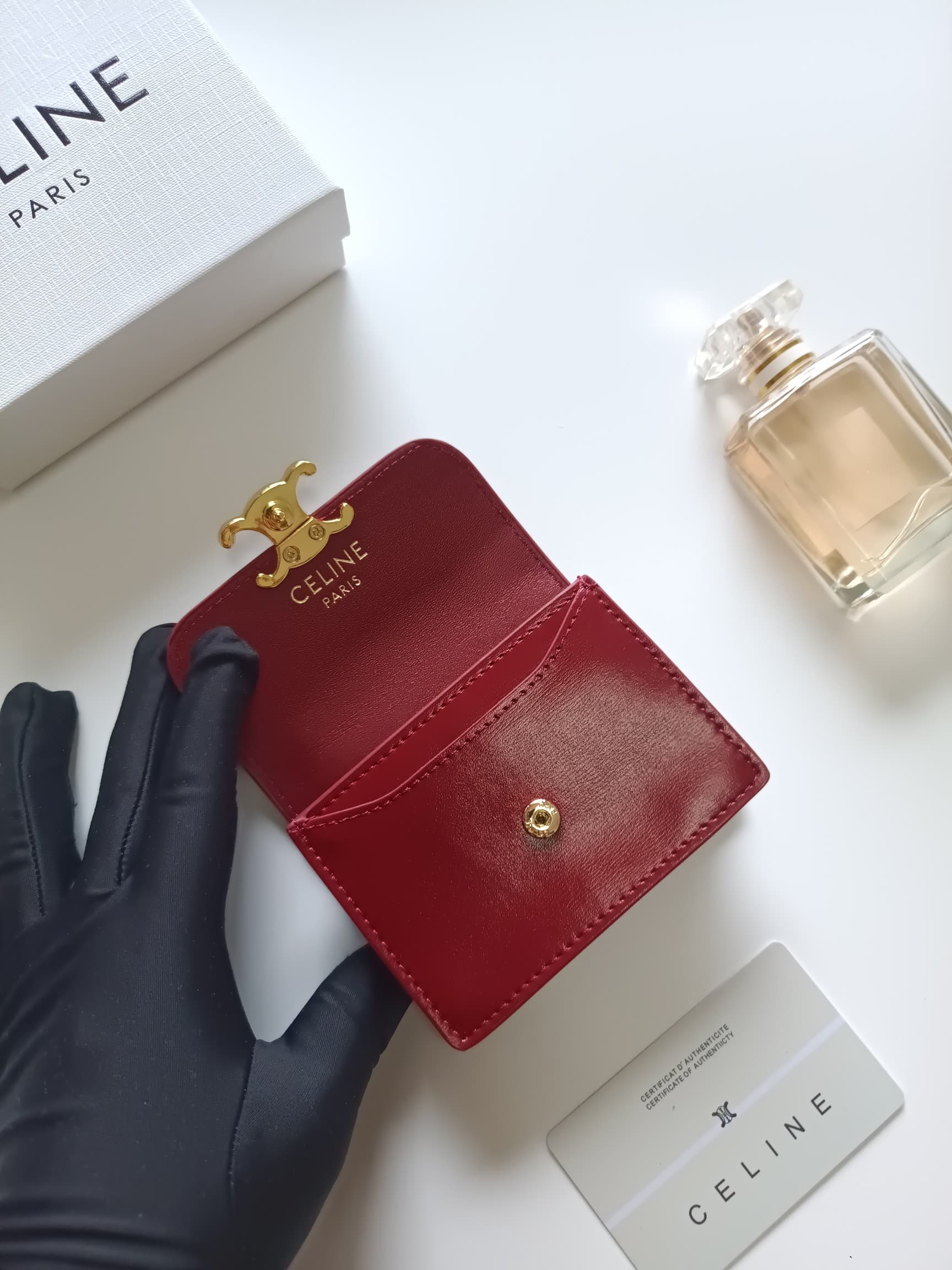 C459 Celine’s new card bag, TRIOMPHE name card bag. It features a classic pattern on the large interior surface, with a smooth texture made of ultra-fine material. The bag has a golden metallic clasp for opening and closing. There is one thick main compar — image 5