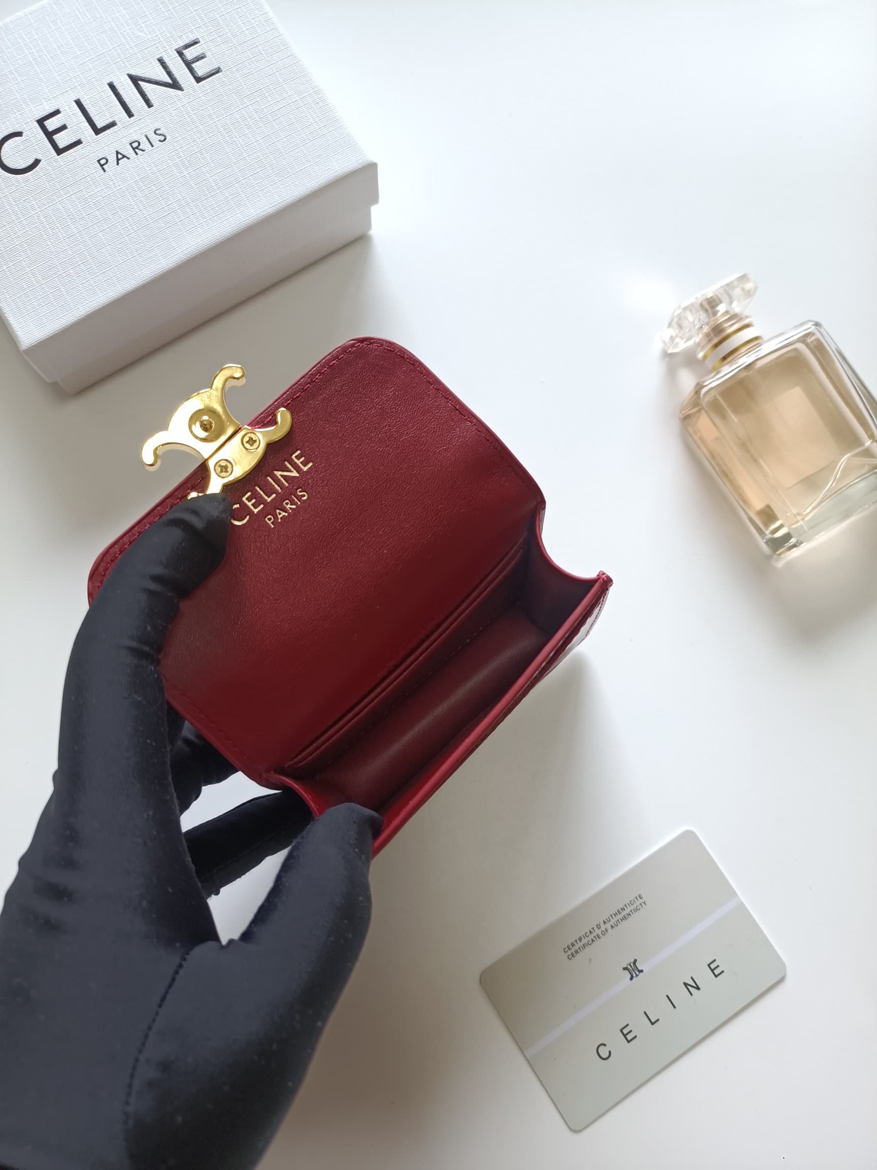 C459 Celine’s new card bag, TRIOMPHE name card bag. It features a classic pattern on the large interior surface, with a smooth texture made of ultra-fine material. The bag has a golden metallic clasp for opening and closing. There is one thick main compar — image 6