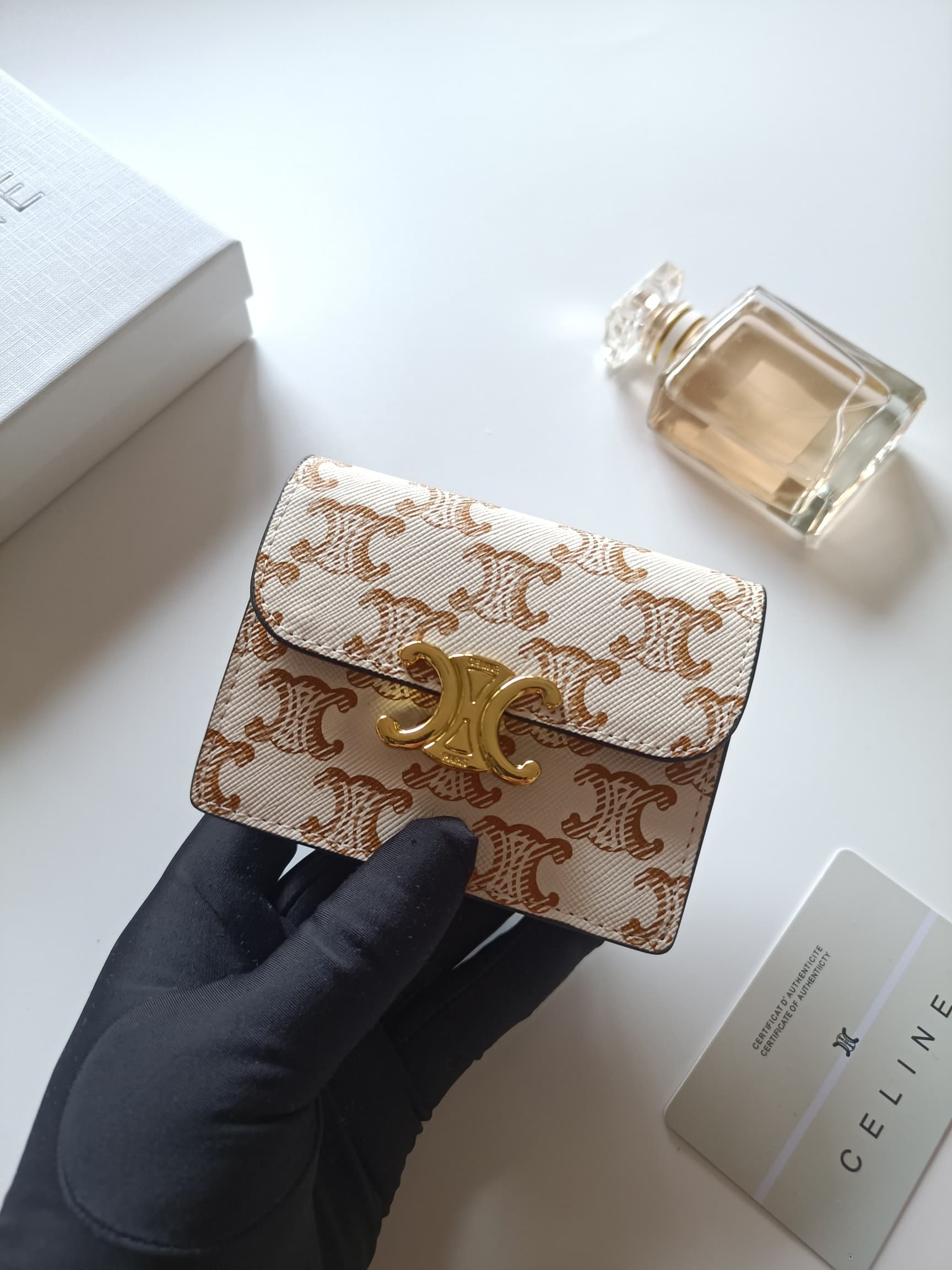 C457 Celine’s new card holder – TRIOMPHE name card case. Features classic patterns on the large surface area, with smooth microfiber texture. Gold-colored TRIOMPHE metal zippers for opening and closing. It has one thick inner compartment and one inner car — image 4