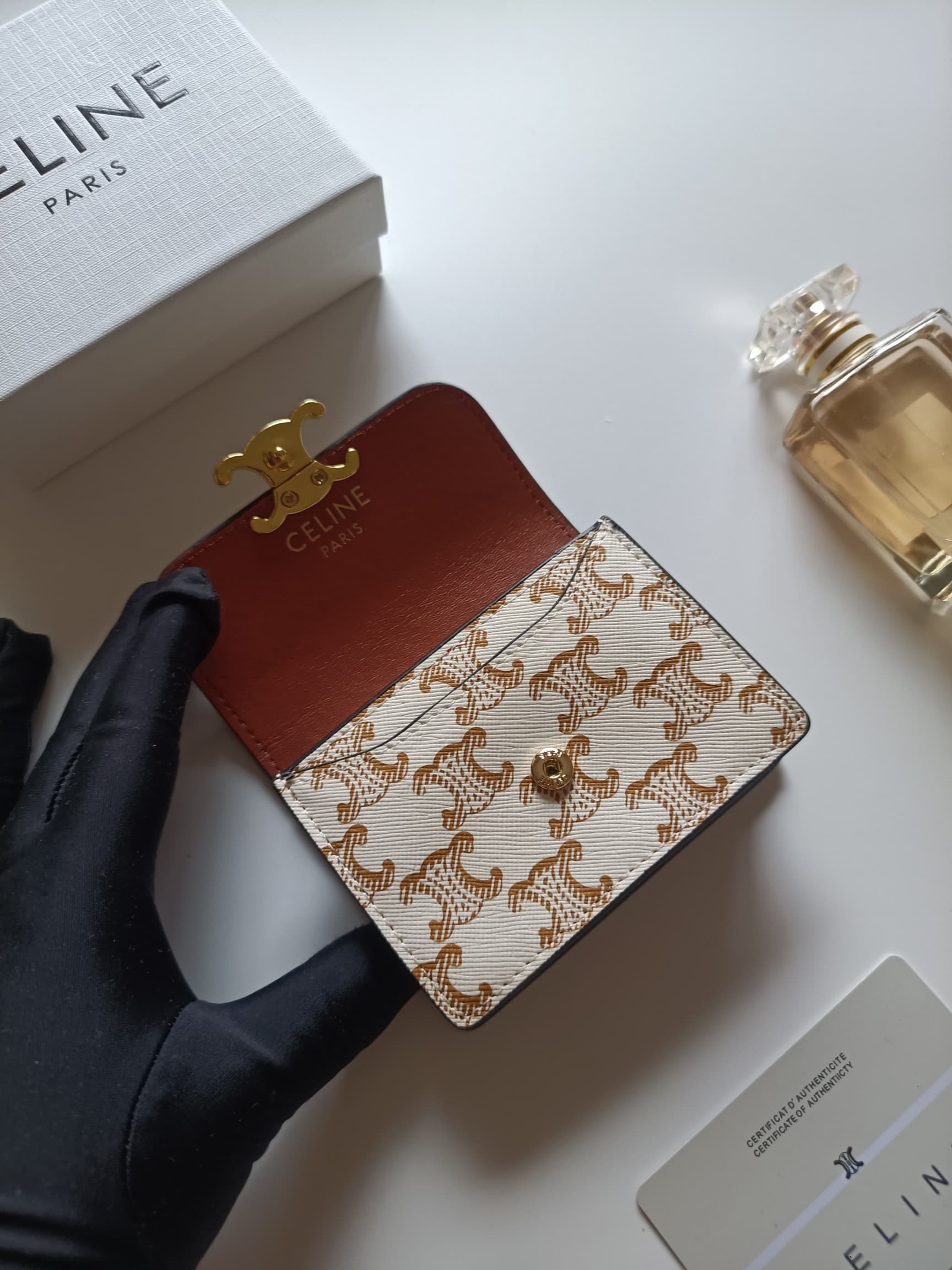 C457 Celine’s new card holder – TRIOMPHE name card case. Features classic patterns on the large surface area, with smooth microfiber texture. Gold-colored TRIOMPHE metal zippers for opening and closing. It has one thick inner compartment and one inner car — image 5