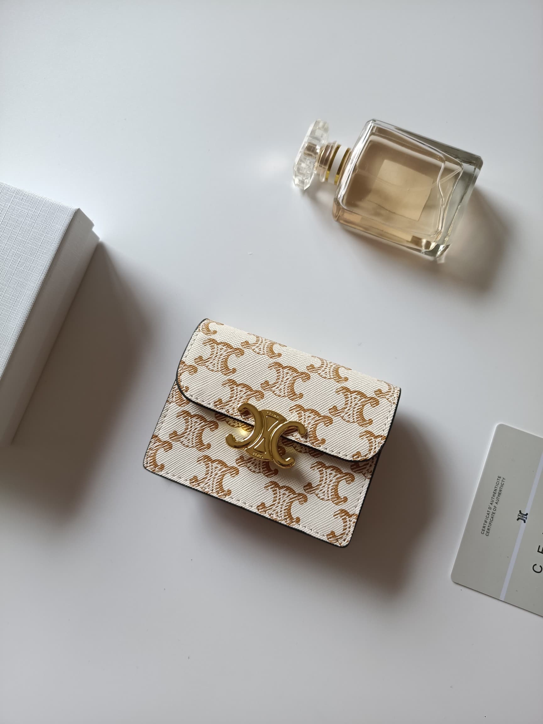 C457 Celine’s new card holder – TRIOMPHE name card case. Features classic patterns on the large surface area, with smooth microfiber texture. Gold-colored TRIOMPHE metal zippers for opening and closing. It has one thick inner compartment and one inner car — image 2