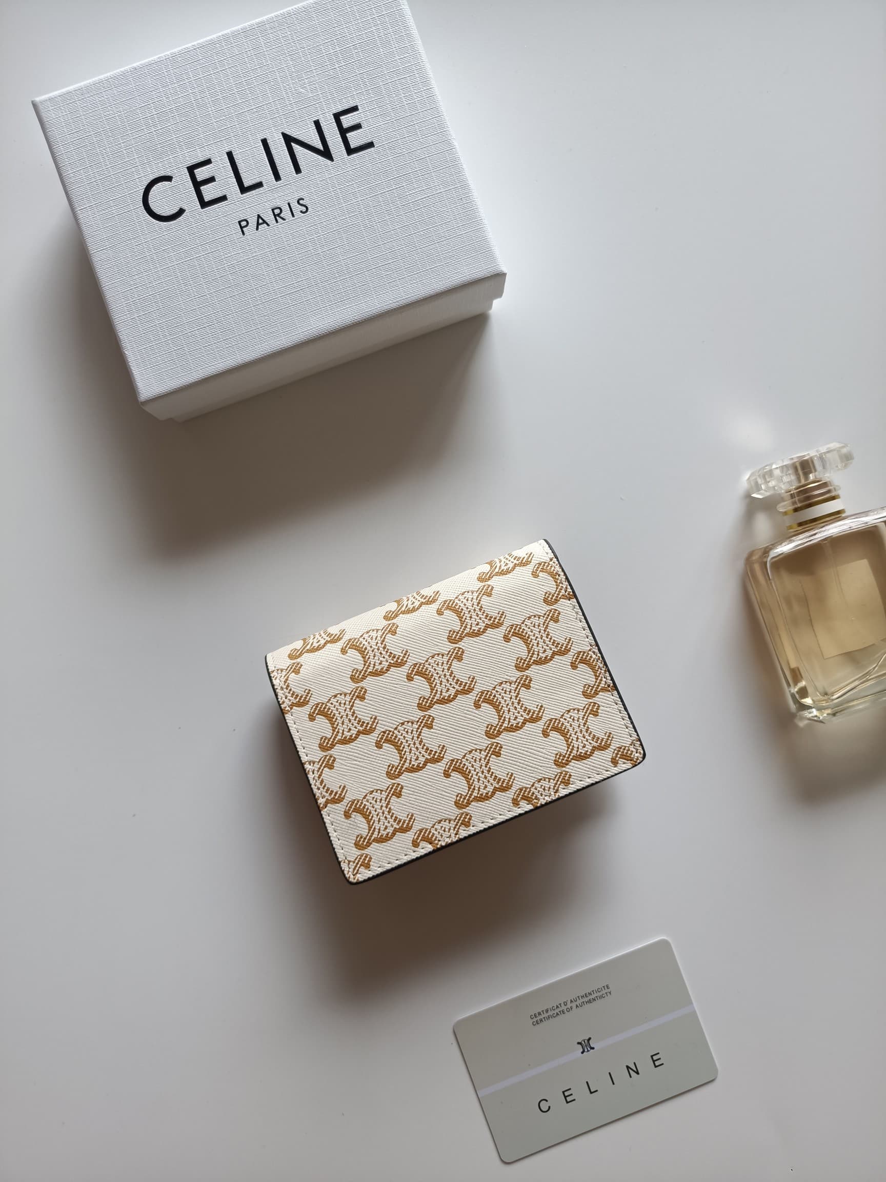 C457 Celine’s new card holder – TRIOMPHE name card case. Features classic patterns on the large surface area, with smooth microfiber texture. Gold-colored TRIOMPHE metal zippers for opening and closing. It has one thick inner compartment and one inner car — image 3