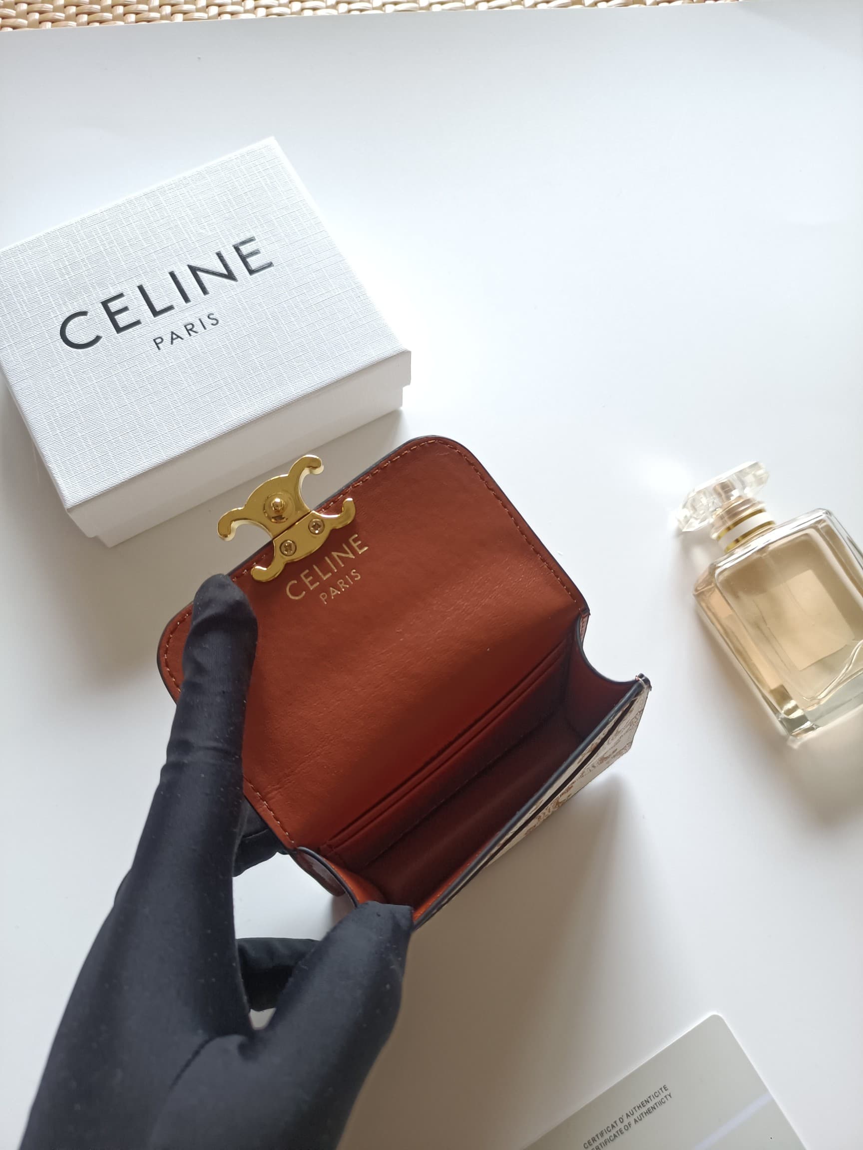 C457 Celine’s new card holder – TRIOMPHE name card case. Features classic patterns on the large surface area, with smooth microfiber texture. Gold-colored TRIOMPHE metal zippers for opening and closing. It has one thick inner compartment and one inner car — image 6