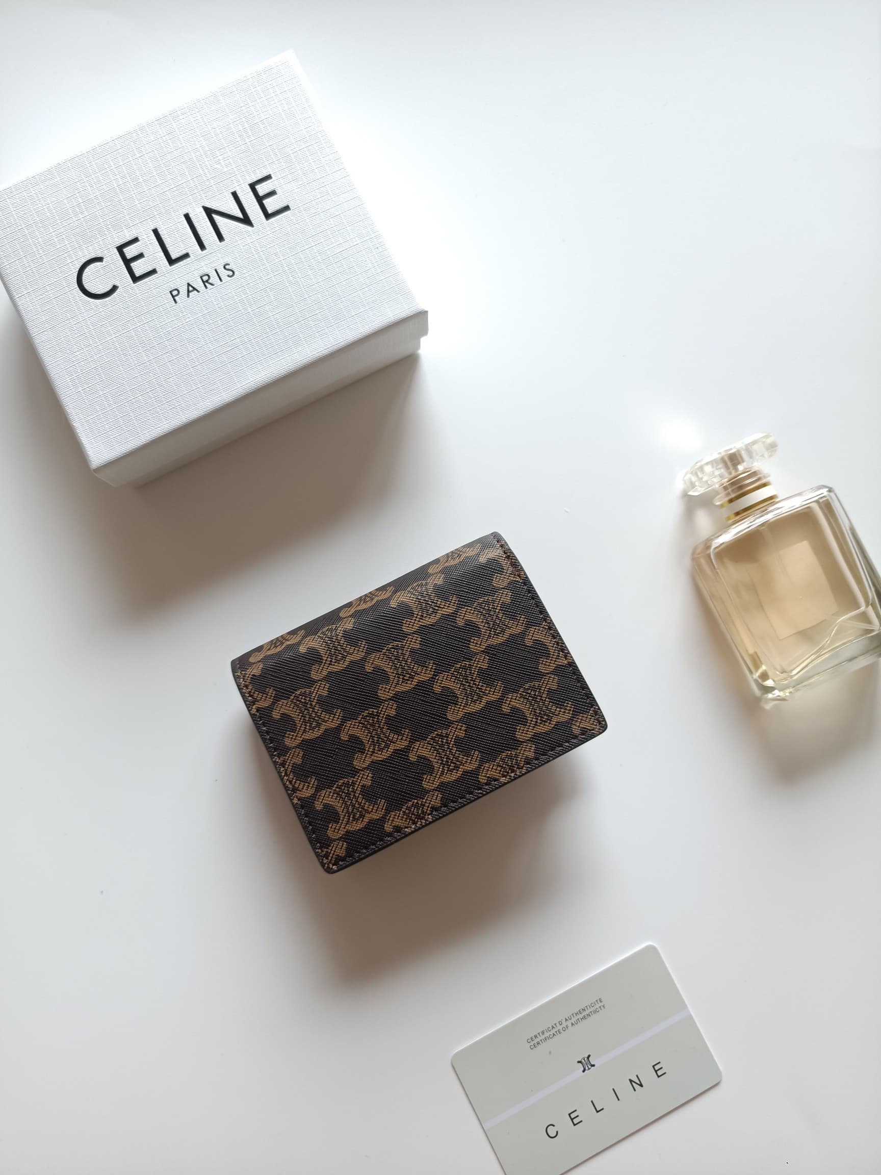 C456 Celine’s new card bag, TRIOMPHE name card bag – featuring a classic pattern on the large surface area, with smooth texture on the inner part. It has a golden-colored TRIOMPHE metal clasp for opening and closing. There is one thick inner compartment a — image 3