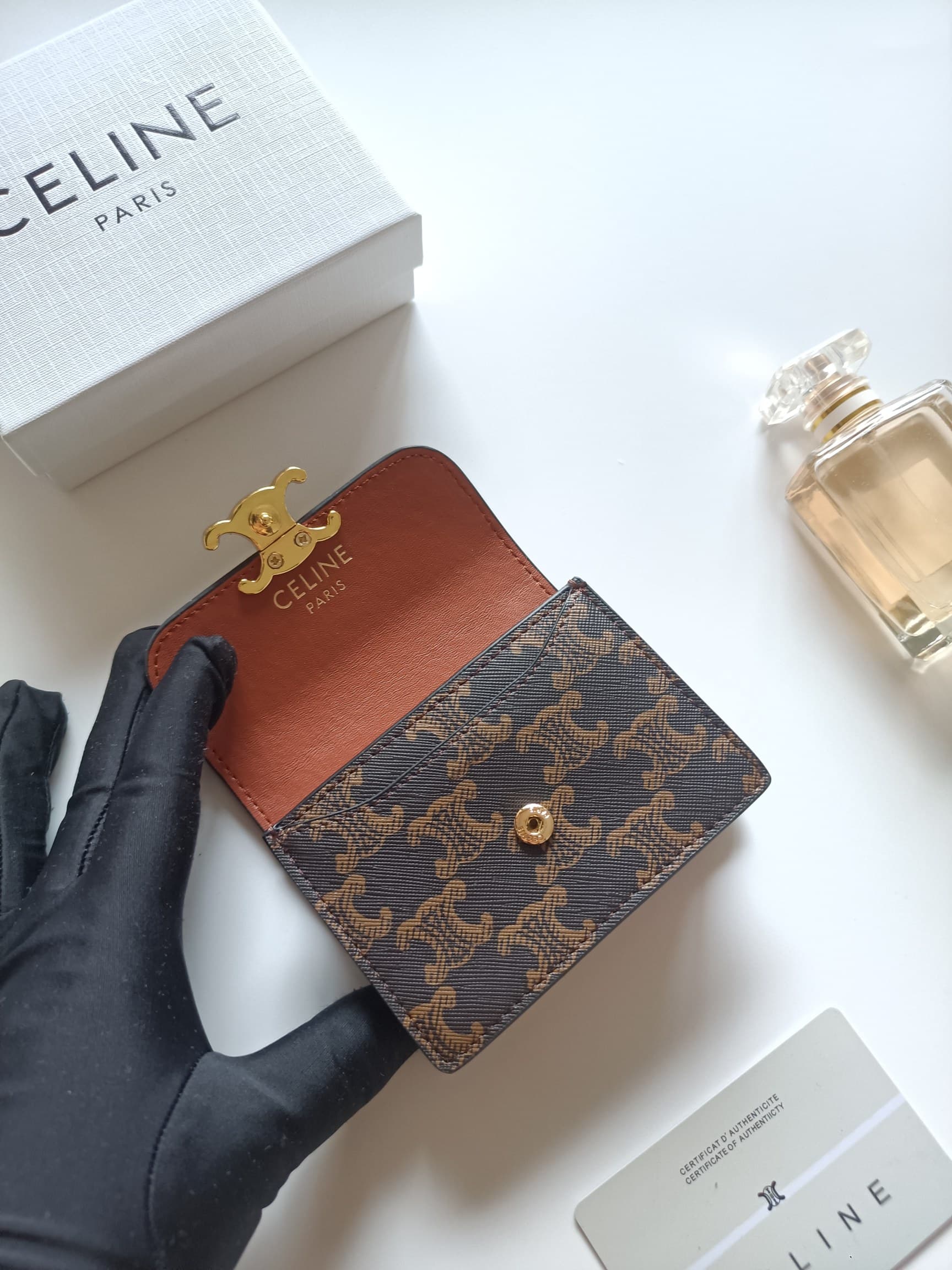 C456 Celine’s new card bag, TRIOMPHE name card bag – featuring a classic pattern on the large surface area, with smooth texture on the inner part. It has a golden-colored TRIOMPHE metal clasp for opening and closing. There is one thick inner compartment a — image 5