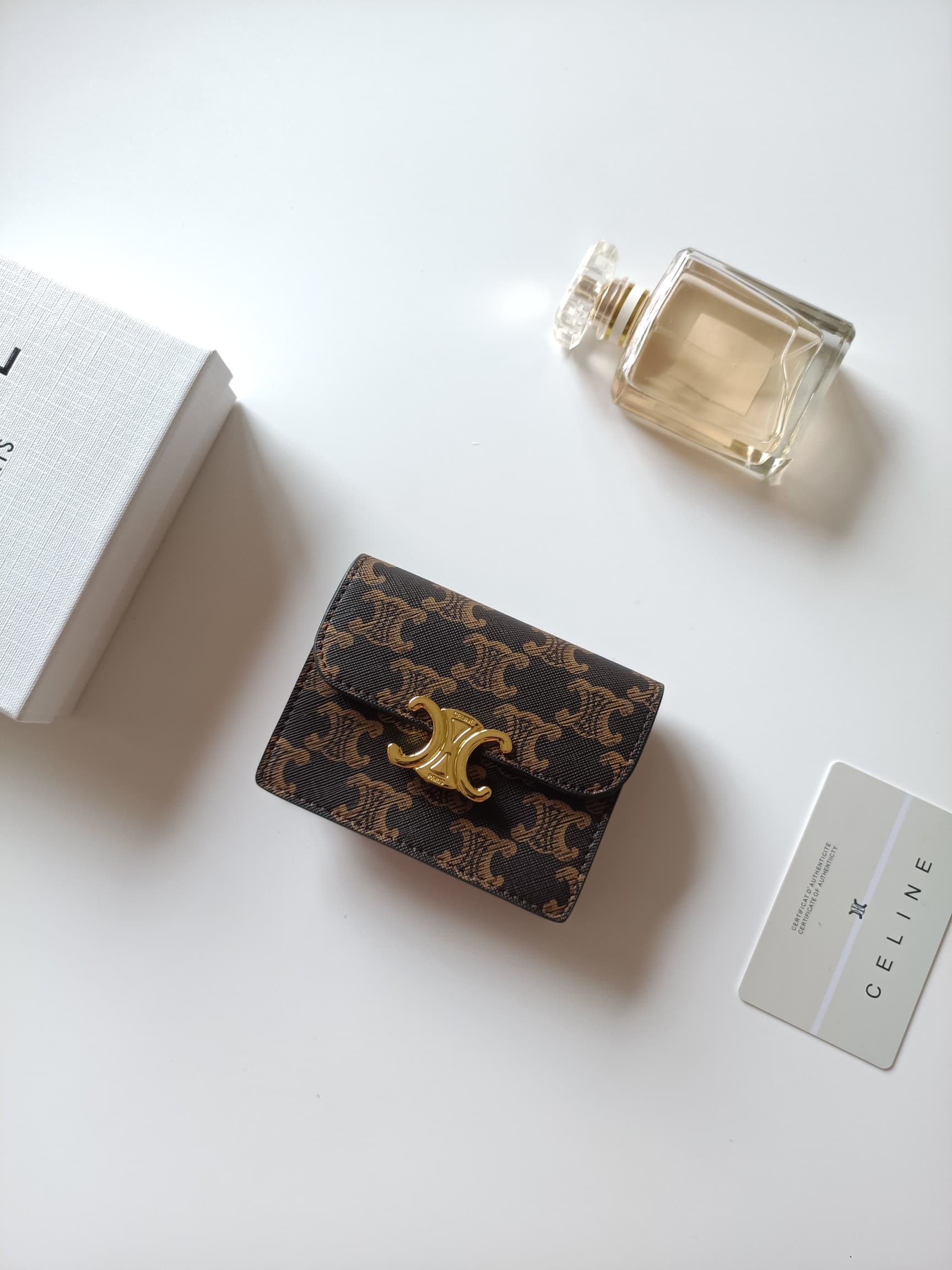 C456 Celine’s new card bag, TRIOMPHE name card bag – featuring a classic pattern on the large surface area, with smooth texture on the inner part. It has a golden-colored TRIOMPHE metal clasp for opening and closing. There is one thick inner compartment a — image 2