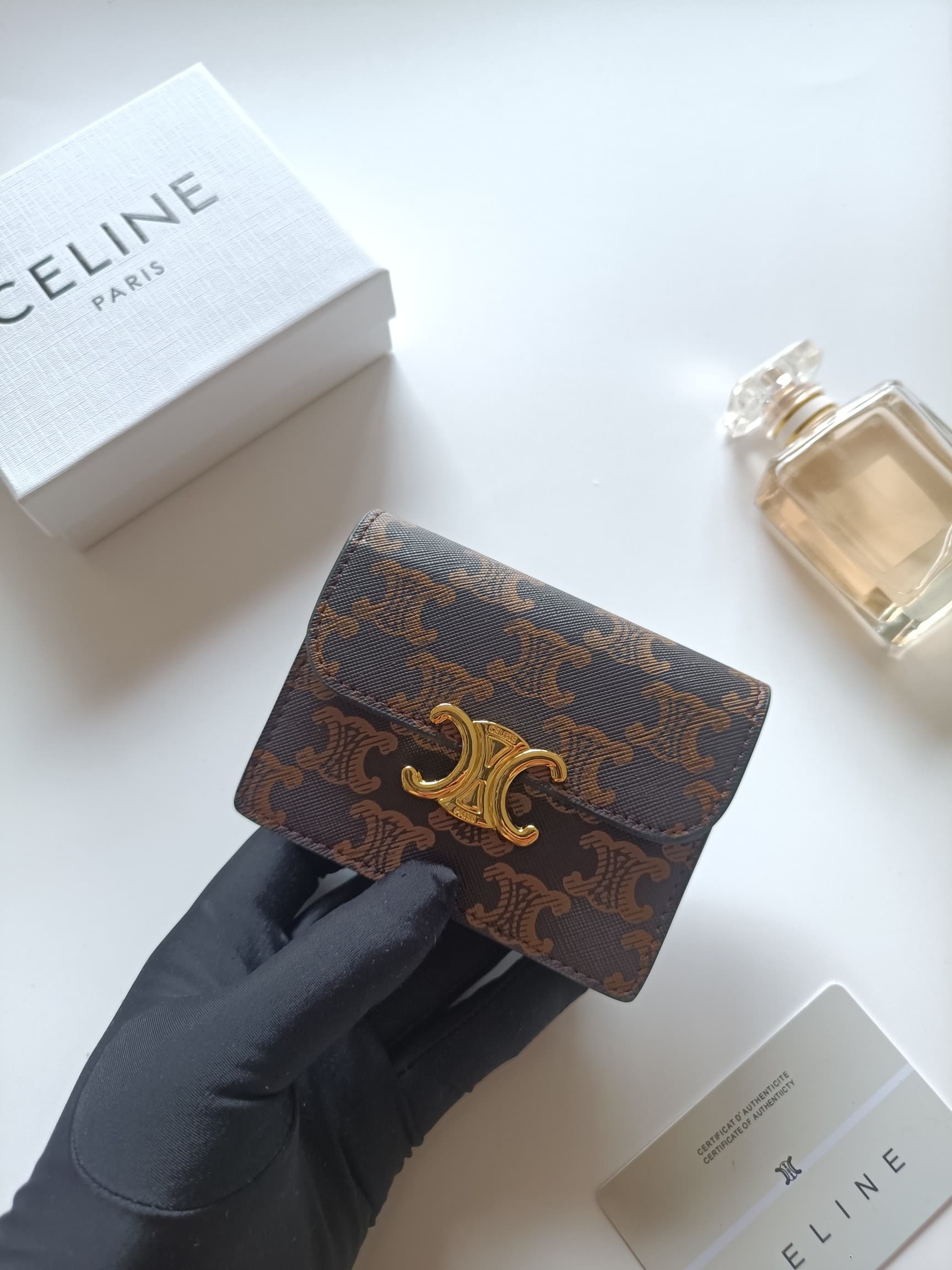 C456 Celine’s new card bag, TRIOMPHE name card bag – featuring a classic pattern on the large surface area, with smooth texture on the inner part. It has a golden-colored TRIOMPHE metal clasp for opening and closing. There is one thick inner compartment a — image 4