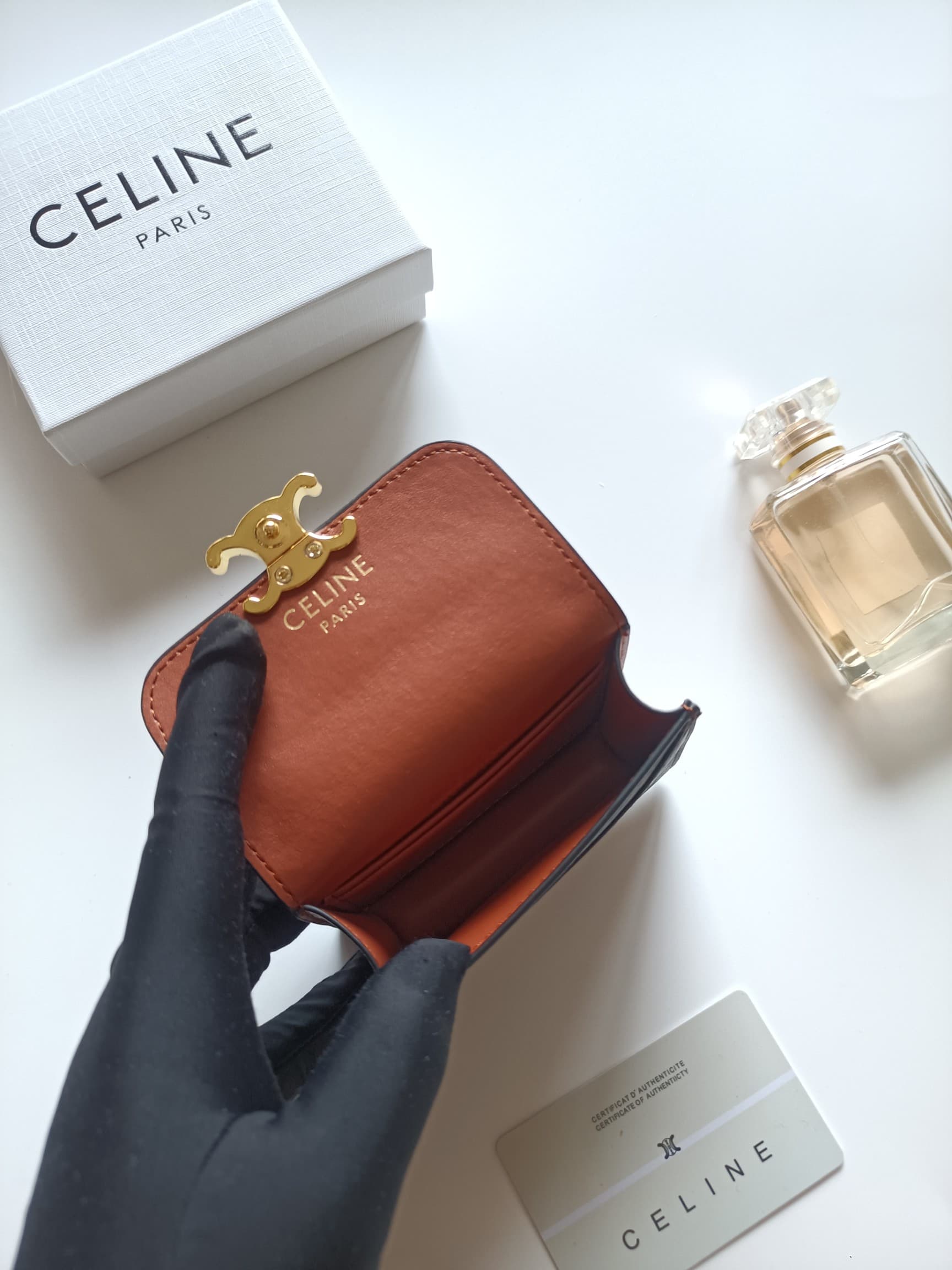 C456 Celine’s new card bag, TRIOMPHE name card bag – featuring a classic pattern on the large surface area, with smooth texture on the inner part. It has a golden-colored TRIOMPHE metal clasp for opening and closing. There is one thick inner compartment a — image 6