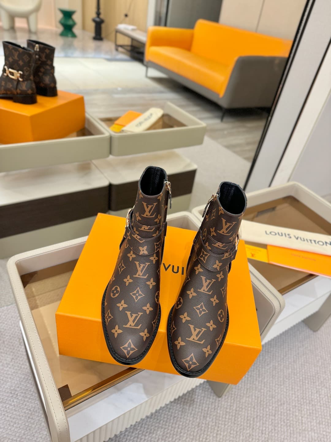 D9034 L✔️ Official store autumn/winter collection – Chelsea boots with 6 size. The collection is updated in sync with the official website. Features LV-style new designs with large buckles, well-shaped soles that provide comfort and versatility. They look — image 4