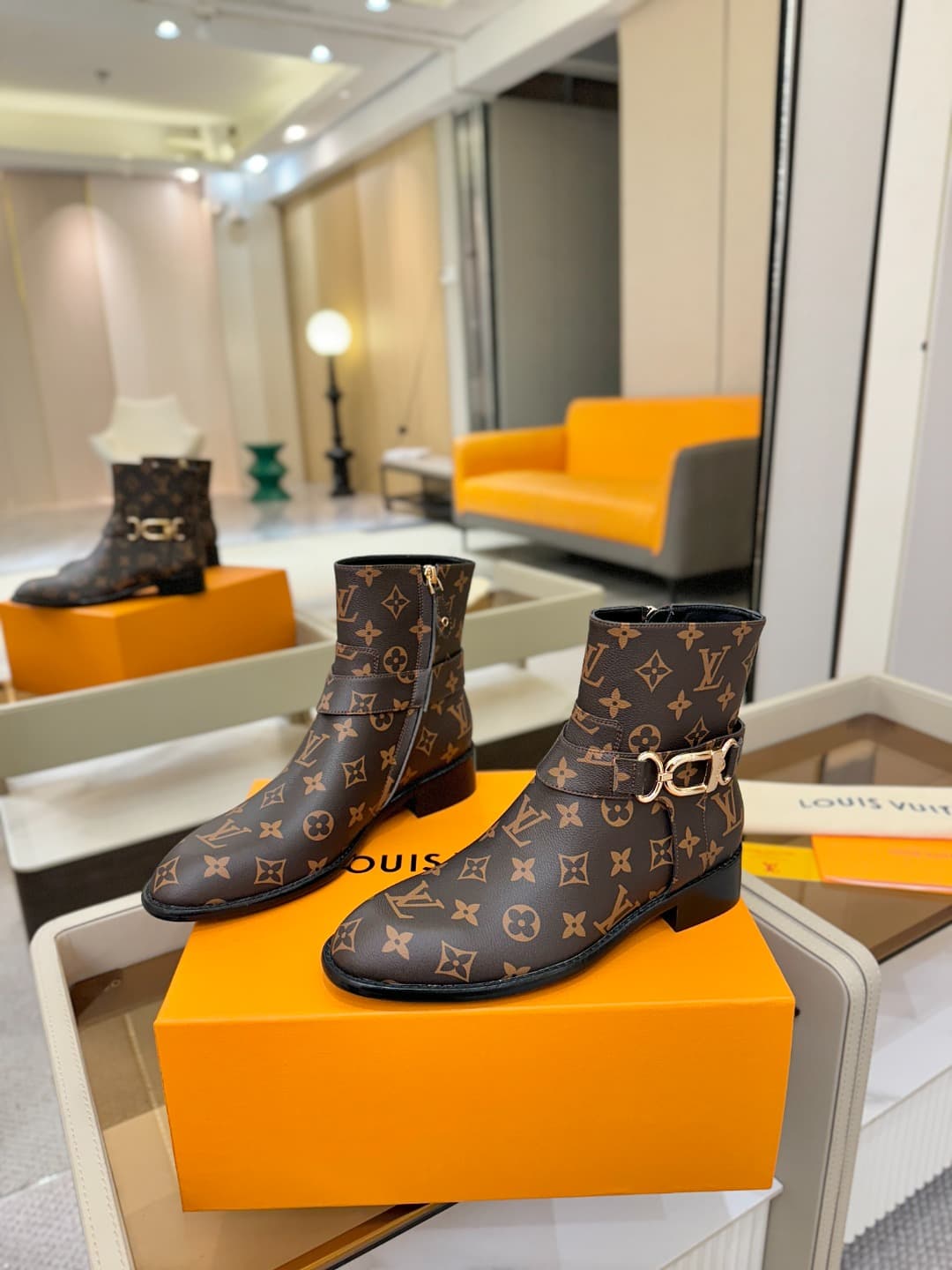 D9034 L✔️ Official store autumn/winter collection – Chelsea boots with 6 size. The collection is updated in sync with the official website. Features LV-style new designs with large buckles, well-shaped soles that provide comfort and versatility. They look — image 3