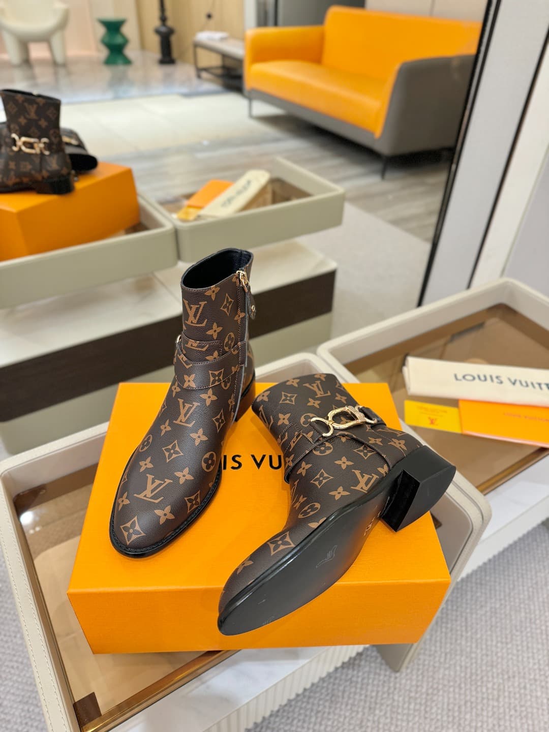 D9034 L✔️ Official store autumn/winter collection – Chelsea boots with 6 size. The collection is updated in sync with the official website. Features LV-style new designs with large buckles, well-shaped soles that provide comfort and versatility. They look — image 5