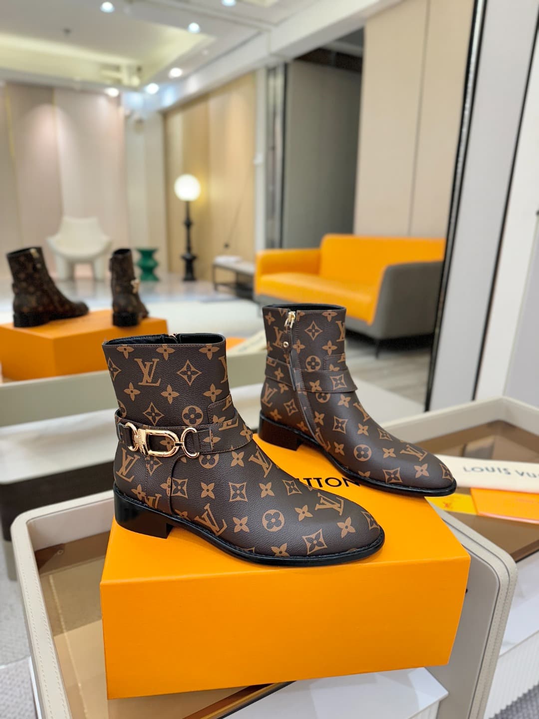 D9034 L✔️ Official store autumn/winter collection – Chelsea boots with 6 size. The collection is updated in sync with the official website. Features LV-style new designs with large buckles, well-shaped soles that provide comfort and versatility. They look — image 2