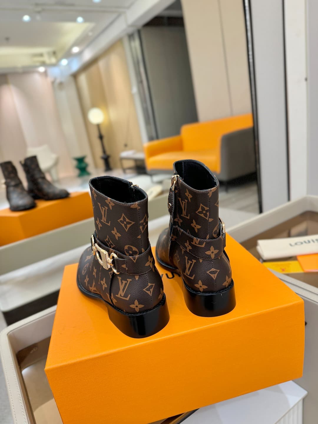 D9034 L✔️ Official store autumn/winter collection – Chelsea boots with 6 size. The collection is updated in sync with the official website. Features LV-style new designs with large buckles, well-shaped soles that provide comfort and versatility. They look — image 6