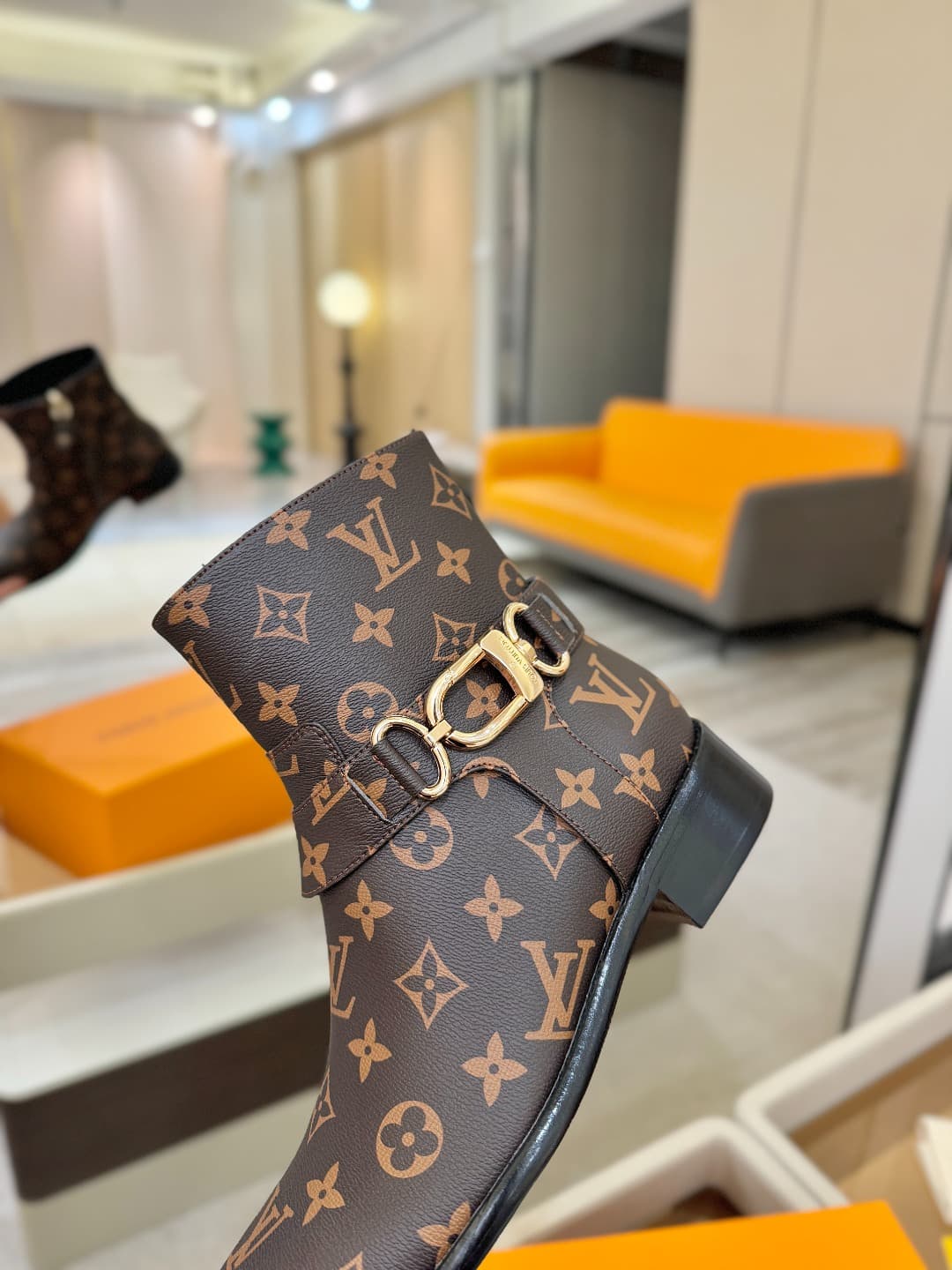 D9034 L✔️ Official store autumn/winter collection – Chelsea boots with 6 size. The collection is updated in sync with the official website. Features LV-style new designs with large buckles, well-shaped soles that provide comfort and versatility. They look — image 7