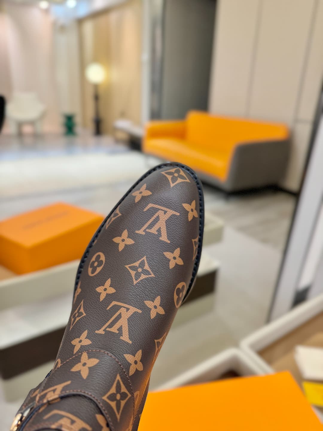D9034 L✔️ Official store autumn/winter collection – Chelsea boots with 6 size. The collection is updated in sync with the official website. Features LV-style new designs with large buckles, well-shaped soles that provide comfort and versatility. They look — image 8