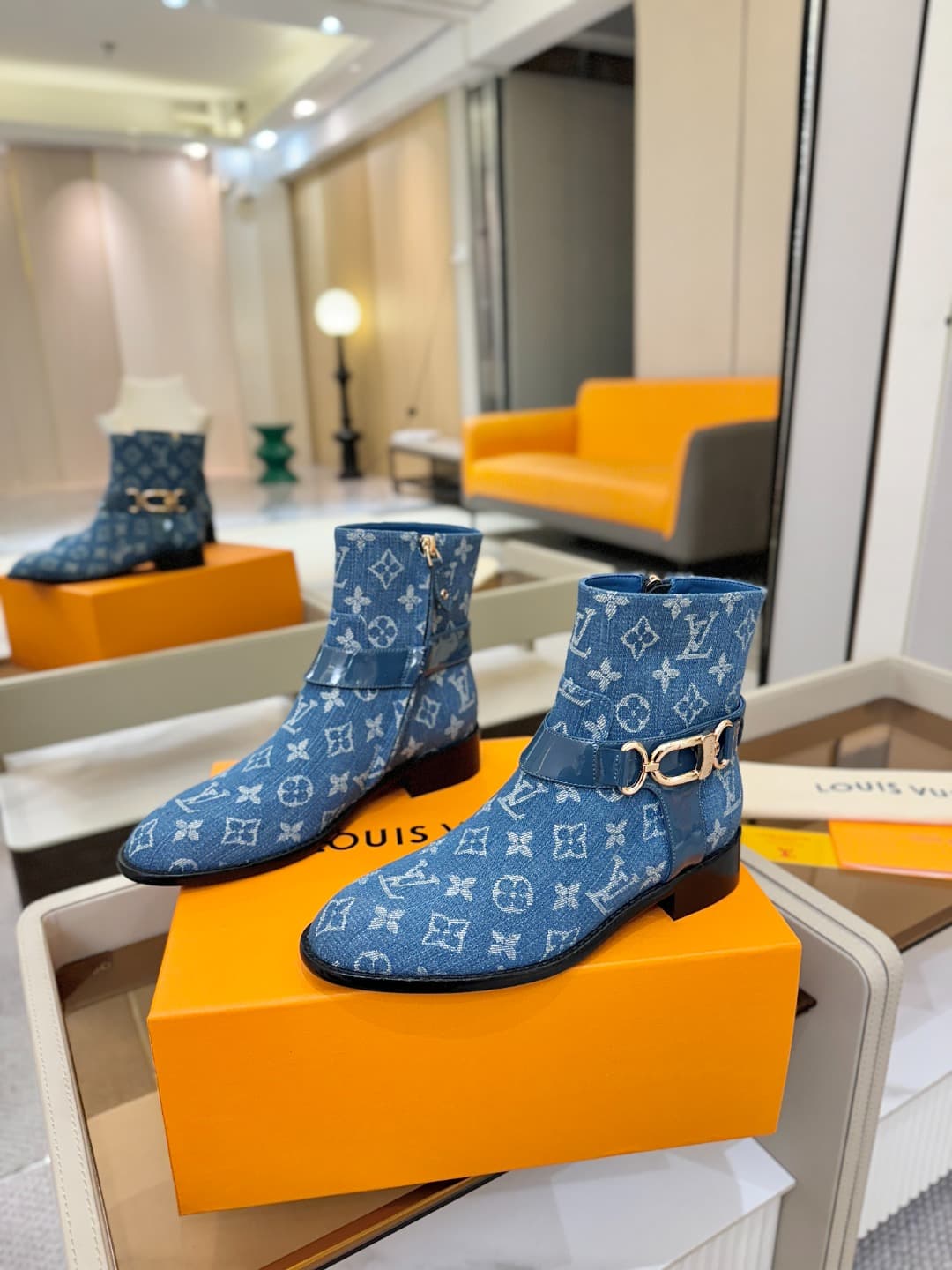 D9033 L✔️ Official store autumn/winter collection – Chelsea boots with 6 size. The collection is updated in sync with the official website. Features LV-style large buckles, well-shaped soles that provide comfort and versatility. Elegant and stylish. No fa — image 3