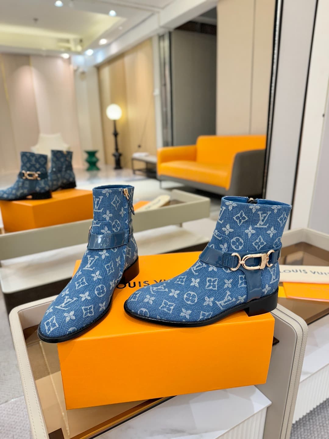 D9033 L✔️ Official store autumn/winter collection – Chelsea boots with 6 size. The collection is updated in sync with the official website. Features LV-style large buckles, well-shaped soles that provide comfort and versatility. Elegant and stylish. No fa — image 4