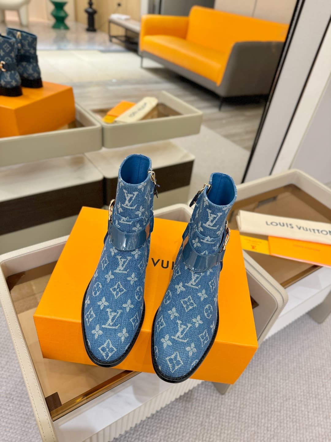 D9033 L✔️ Official store autumn/winter collection – Chelsea boots with 6 size. The collection is updated in sync with the official website. Features LV-style large buckles, well-shaped soles that provide comfort and versatility. Elegant and stylish. No fa — image 5