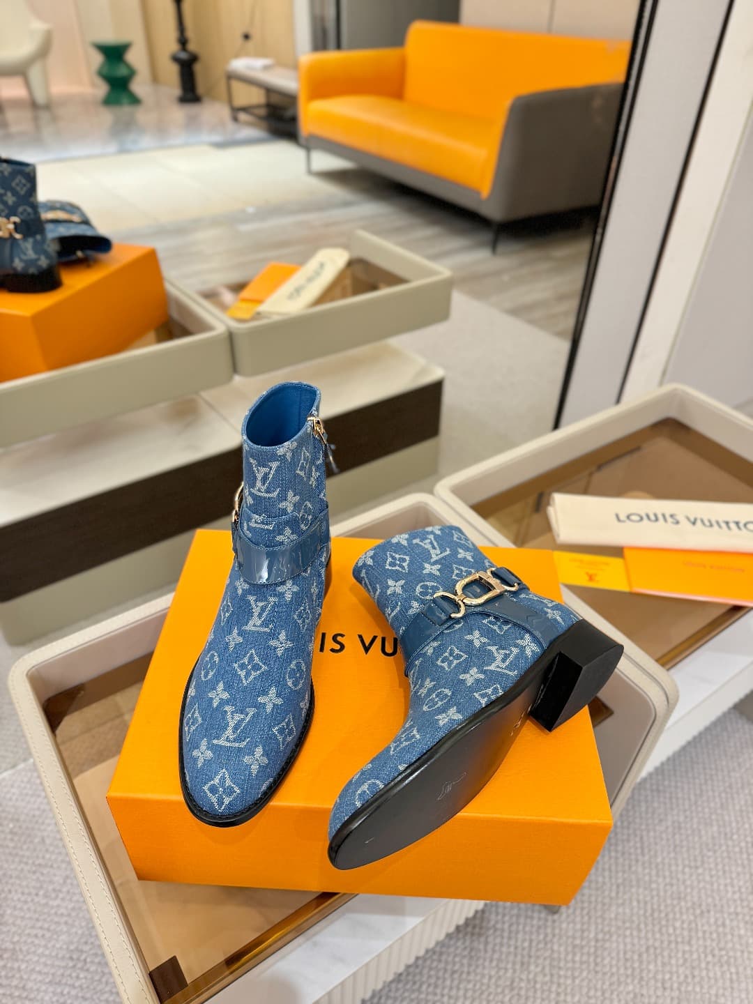 D9033 L✔️ Official store autumn/winter collection – Chelsea boots with 6 size. The collection is updated in sync with the official website. Features LV-style large buckles, well-shaped soles that provide comfort and versatility. Elegant and stylish. No fa — image 6