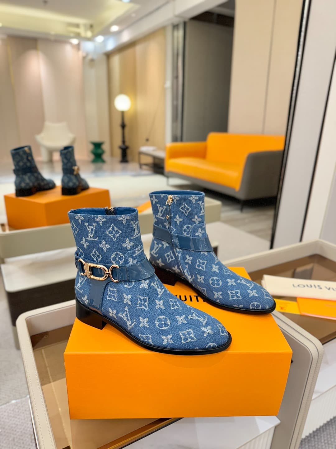 D9033 L✔️ Official store autumn/winter collection – Chelsea boots with 6 size. The collection is updated in sync with the official website. Features LV-style large buckles, well-shaped soles that provide comfort and versatility. Elegant and stylish. No fa — image 2