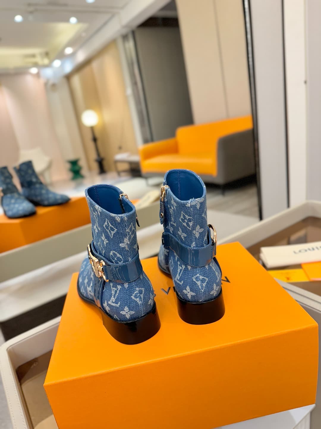 D9033 L✔️ Official store autumn/winter collection – Chelsea boots with 6 size. The collection is updated in sync with the official website. Features LV-style large buckles, well-shaped soles that provide comfort and versatility. Elegant and stylish. No fa — image 7