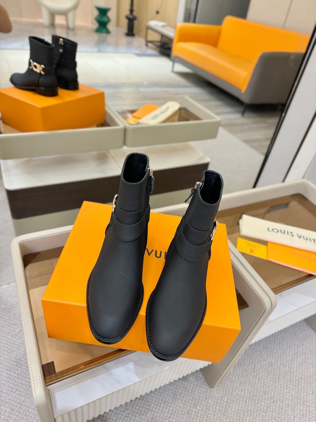 D9032 L✔️ At the store, autumn and winter collections include Chelsea boots with 6 footlengths. The official website’s collection is updated in real time. These are LV-style boots with a new design featuring large buckles, a well-crafted sole that provide — image 5