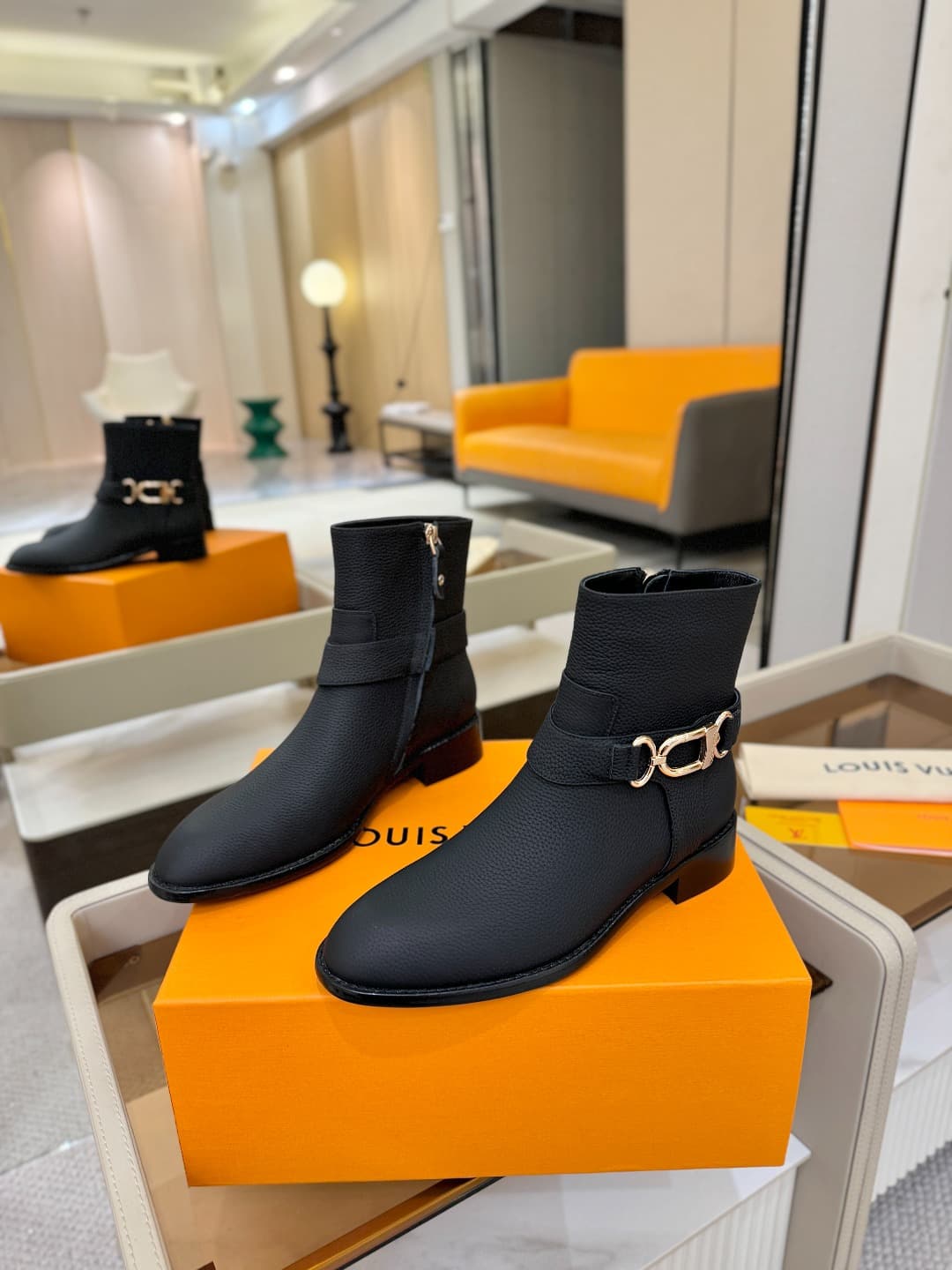 D9032 L✔️ At the store, autumn and winter collections include Chelsea boots with 6 footlengths. The official website’s collection is updated in real time. These are LV-style boots with a new design featuring large buckles, a well-crafted sole that provide — image 3