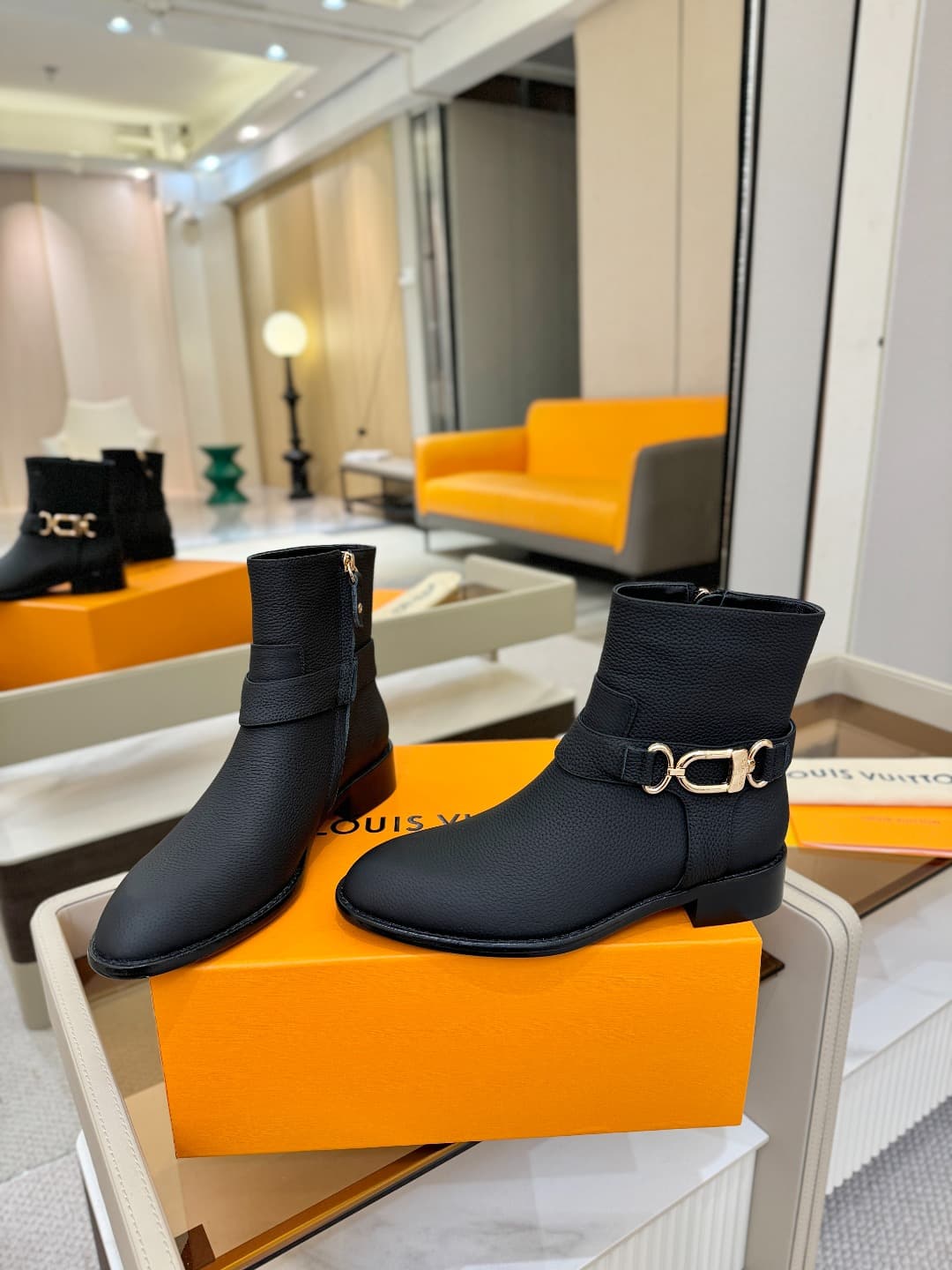 D9032 L✔️ At the store, autumn and winter collections include Chelsea boots with 6 footlengths. The official website’s collection is updated in real time. These are LV-style boots with a new design featuring large buckles, a well-crafted sole that provide — image 4