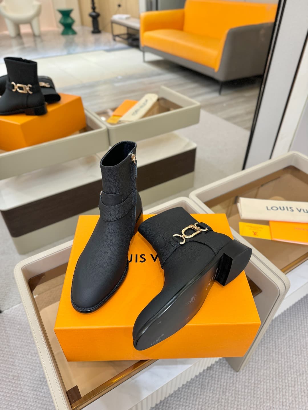 D9032 L✔️ At the store, autumn and winter collections include Chelsea boots with 6 footlengths. The official website’s collection is updated in real time. These are LV-style boots with a new design featuring large buckles, a well-crafted sole that provide — image 6