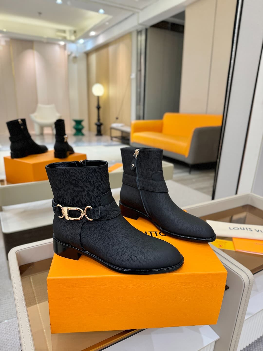 D9032 L✔️ At the store, autumn and winter collections include Chelsea boots with 6 footlengths. The official website’s collection is updated in real time. These are LV-style boots with a new design featuring large buckles, a well-crafted sole that provide — image 2