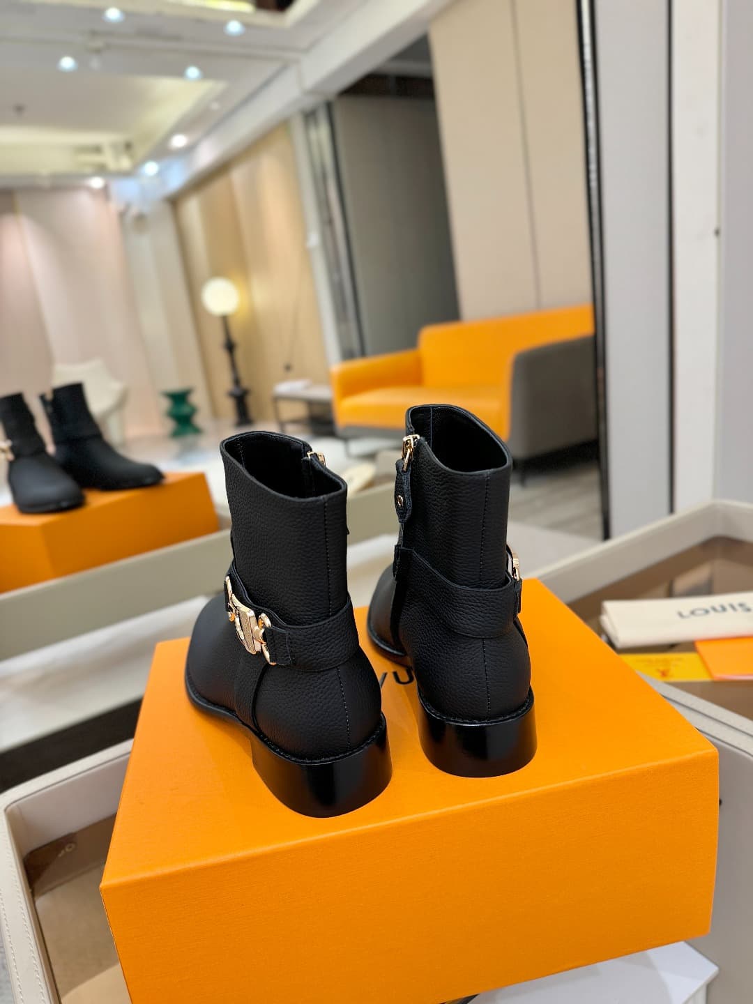 D9032 L✔️ At the store, autumn and winter collections include Chelsea boots with 6 footlengths. The official website’s collection is updated in real time. These are LV-style boots with a new design featuring large buckles, a well-crafted sole that provide — image 7