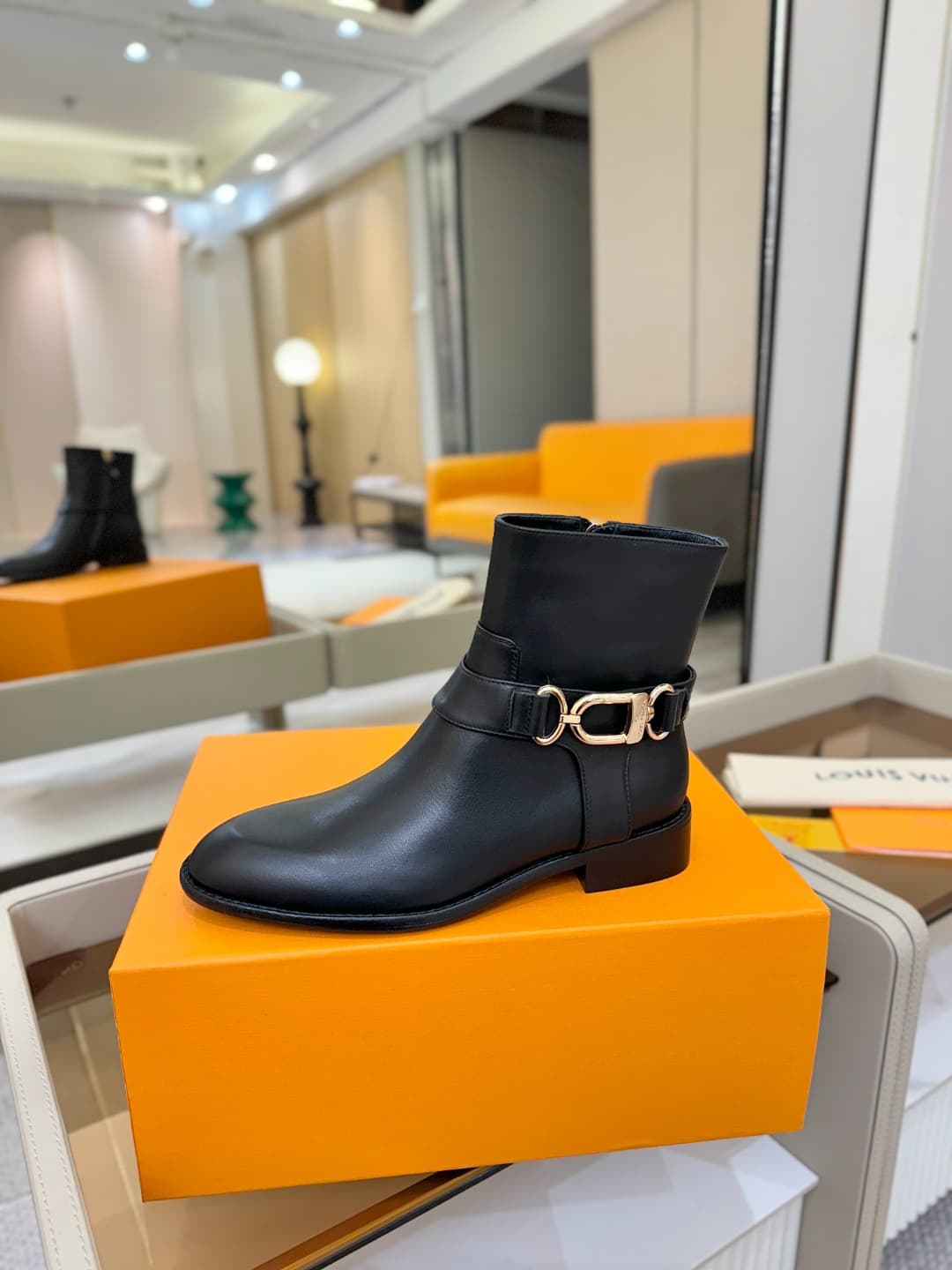 D9031 L✔️ Home store autumn/winter collection – Chelsea boots. 6 size马丁靴; the official website series is updated in real time. LV-style design with large buckles, well-shaped soles that provide comfort and versatility. Elegant and stylish. No fatigue when — image 1
