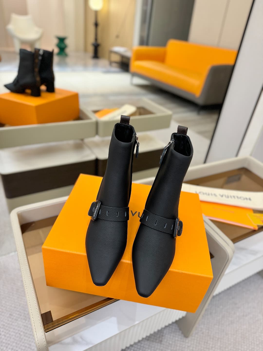 D9027 L✔️Home boutique offers autumn/winter collection 6 short boots. The official website’s collection is updated in real time. These boots feature LV-style lacquered buckles, offering a unique and stylish design. They are comfortable to wear and versati — image 4