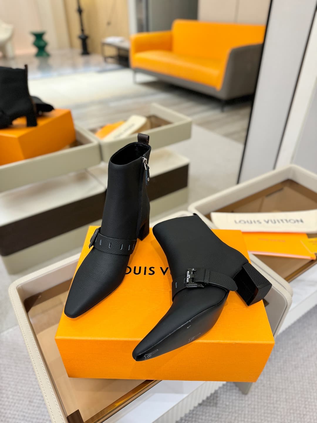D9027 L✔️Home boutique offers autumn/winter collection 6 short boots. The official website’s collection is updated in real time. These boots feature LV-style lacquered buckles, offering a unique and stylish design. They are comfortable to wear and versati — image 5