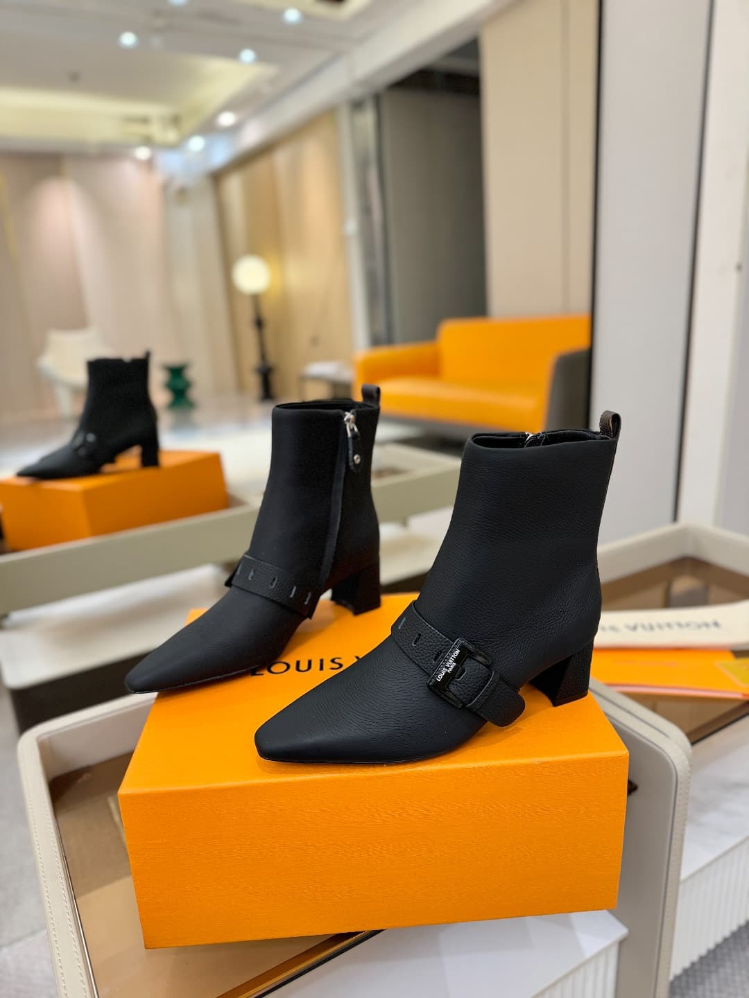 D9027 L✔️Home boutique offers autumn/winter collection 6 short boots. The official website’s collection is updated in real time. These boots feature LV-style lacquered buckles, offering a unique and stylish design. They are comfortable to wear and versati — image 3