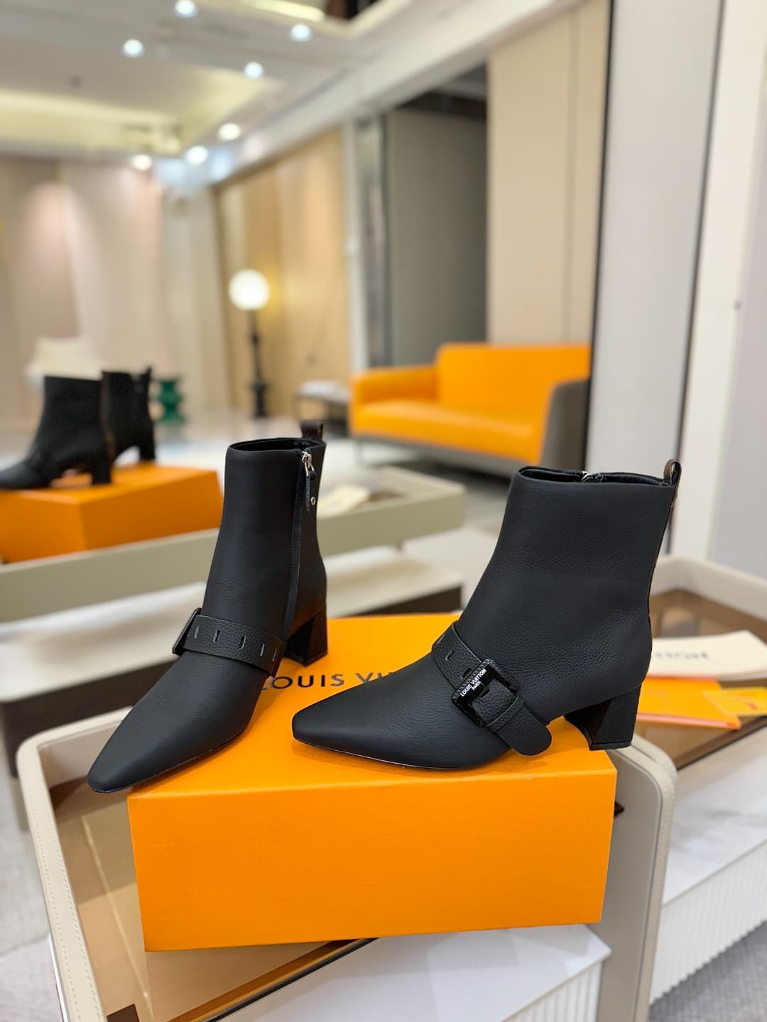 D9027 L✔️Home boutique offers autumn/winter collection 6 short boots. The official website’s collection is updated in real time. These boots feature LV-style lacquered buckles, offering a unique and stylish design. They are comfortable to wear and versati — image 6