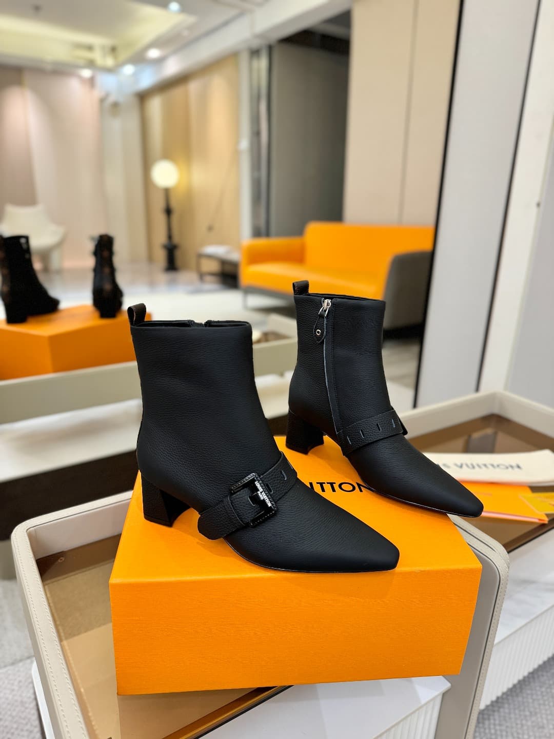 D9027 L✔️Home boutique offers autumn/winter collection 6 short boots. The official website’s collection is updated in real time. These boots feature LV-style lacquered buckles, offering a unique and stylish design. They are comfortable to wear and versati — image 2