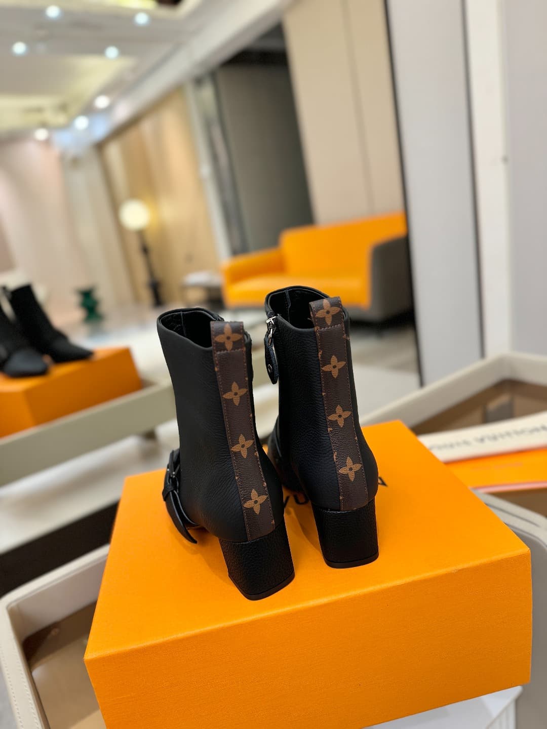 D9027 L✔️Home boutique offers autumn/winter collection 6 short boots. The official website’s collection is updated in real time. These boots feature LV-style lacquered buckles, offering a unique and stylish design. They are comfortable to wear and versati — image 7