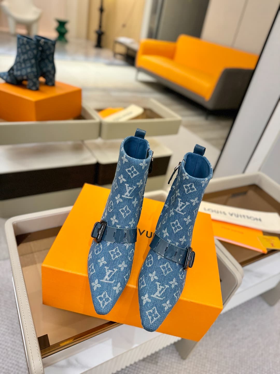 D9030 L✔️Home boutique’s autumn/winter collection includes 6 short boots. The official website’s collection is also updated regularly. These boots feature a new lacquered design by LV; they are stylish and unique, comfortable to wear, and exude a strong B — image 4