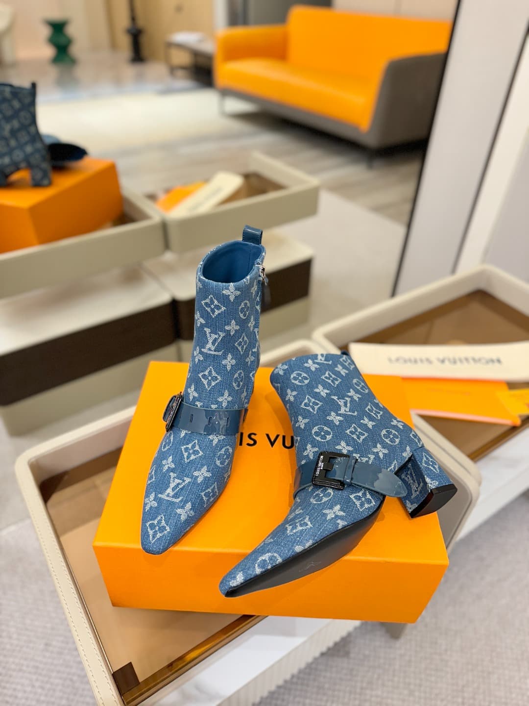 D9030 L✔️Home boutique’s autumn/winter collection includes 6 short boots. The official website’s collection is also updated regularly. These boots feature a new lacquered design by LV; they are stylish and unique, comfortable to wear, and exude a strong B — image 5