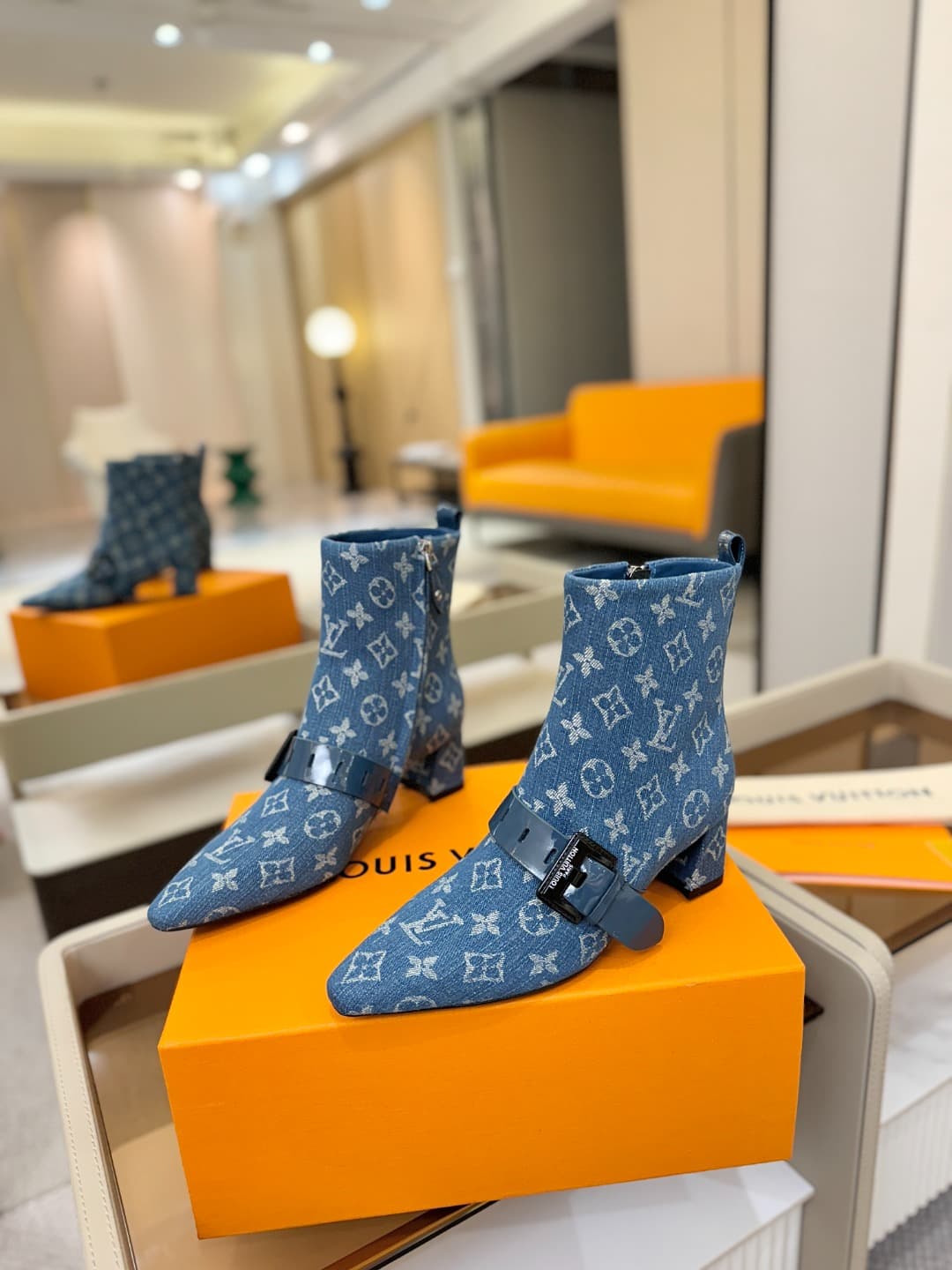 D9030 L✔️Home boutique’s autumn/winter collection includes 6 short boots. The official website’s collection is also updated regularly. These boots feature a new lacquered design by LV; they are stylish and unique, comfortable to wear, and exude a strong B — image 3