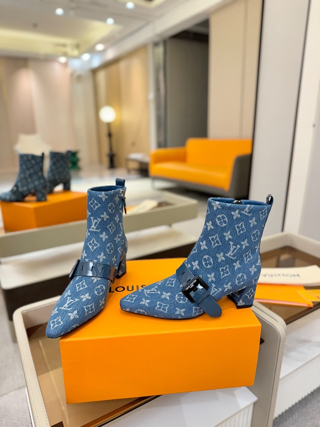 D9030 L✔️Home boutique’s autumn/winter collection includes 6 short boots. The official website’s collection is also updated regularly. These boots feature a new lacquered design by LV; they are stylish and unique, comfortable to wear, and exude a strong B — image 6