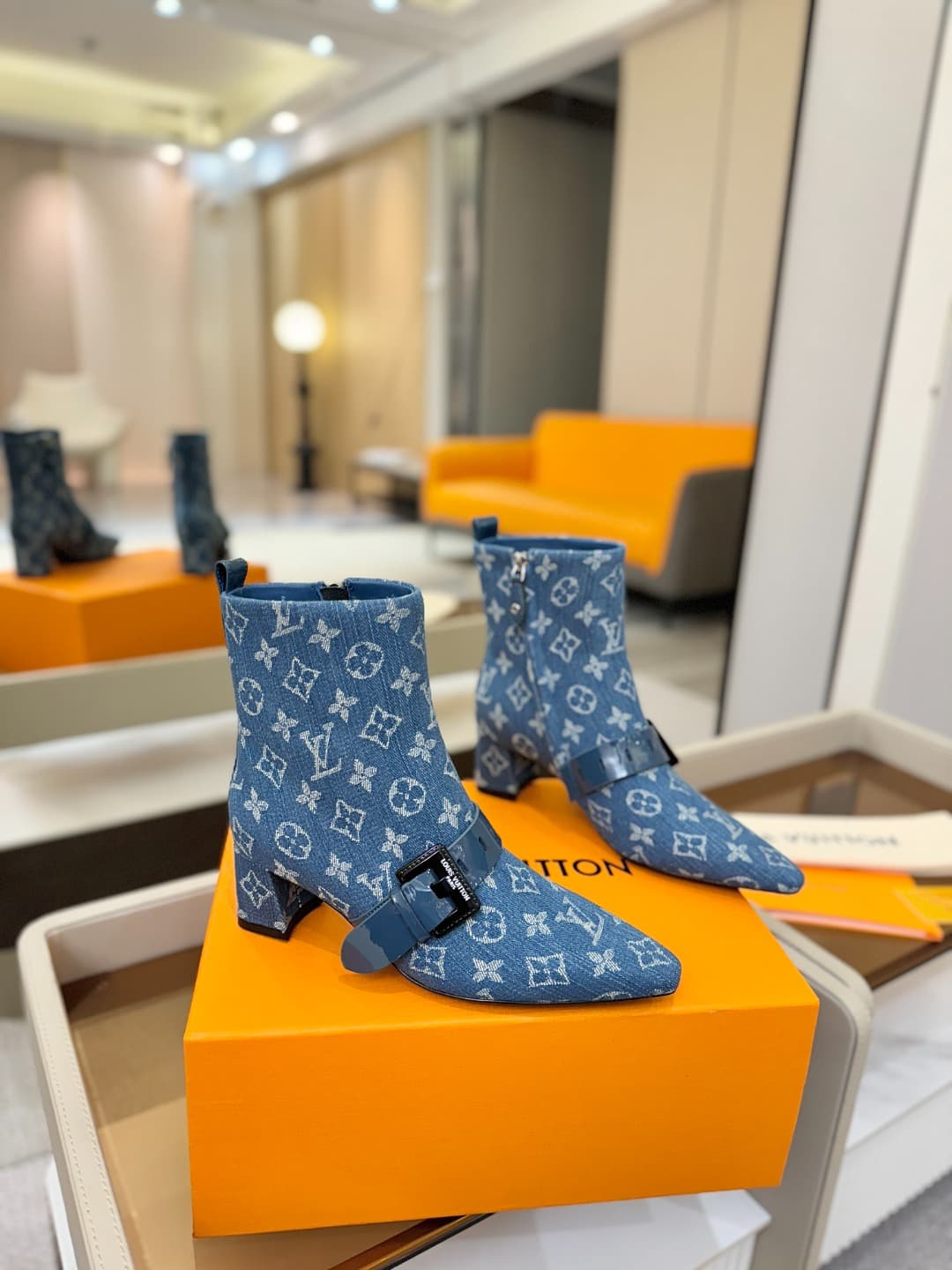D9030 L✔️Home boutique’s autumn/winter collection includes 6 short boots. The official website’s collection is also updated regularly. These boots feature a new lacquered design by LV; they are stylish and unique, comfortable to wear, and exude a strong B — image 2