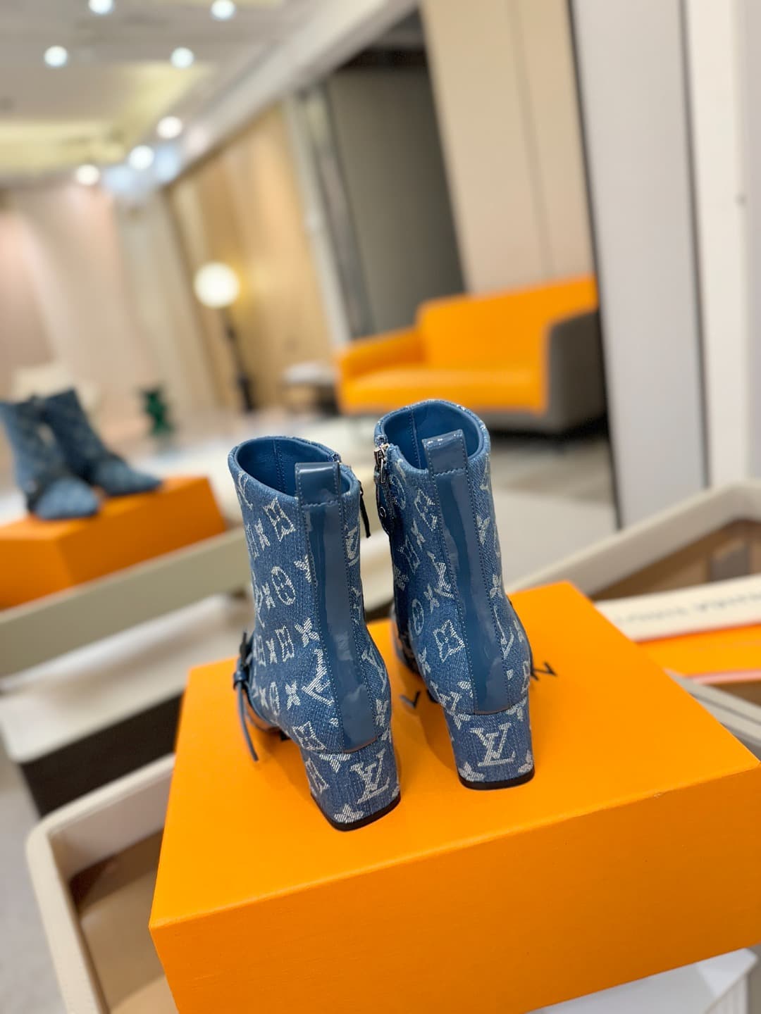 D9030 L✔️Home boutique’s autumn/winter collection includes 6 short boots. The official website’s collection is also updated regularly. These boots feature a new lacquered design by LV; they are stylish and unique, comfortable to wear, and exude a strong B — image 7