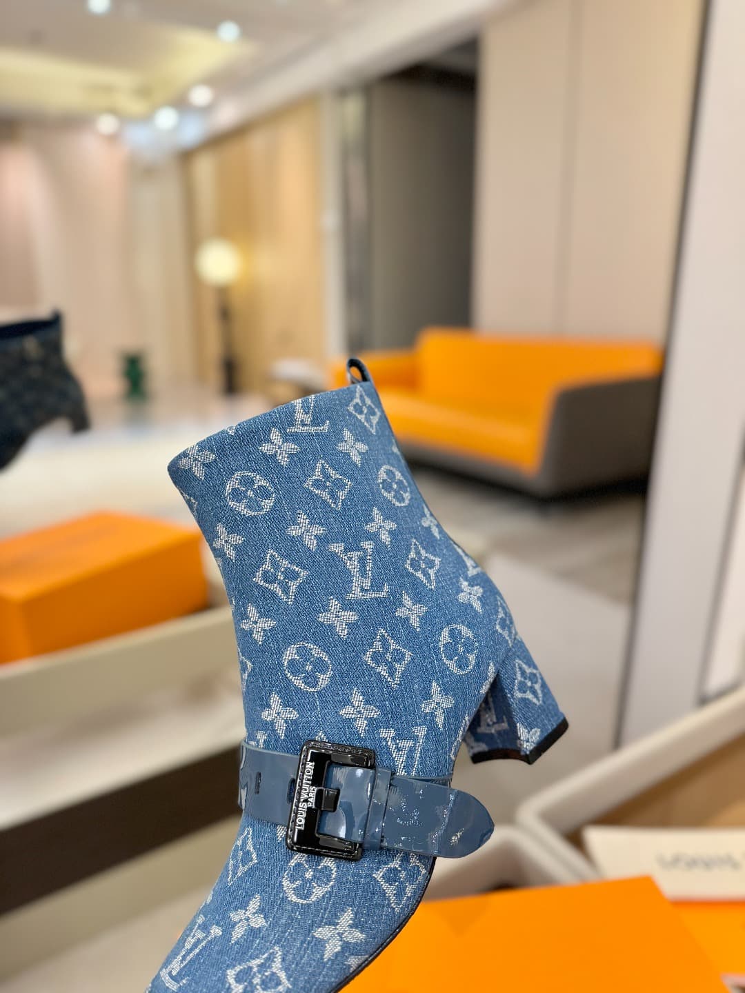 D9030 L✔️Home boutique’s autumn/winter collection includes 6 short boots. The official website’s collection is also updated regularly. These boots feature a new lacquered design by LV; they are stylish and unique, comfortable to wear, and exude a strong B — image 8