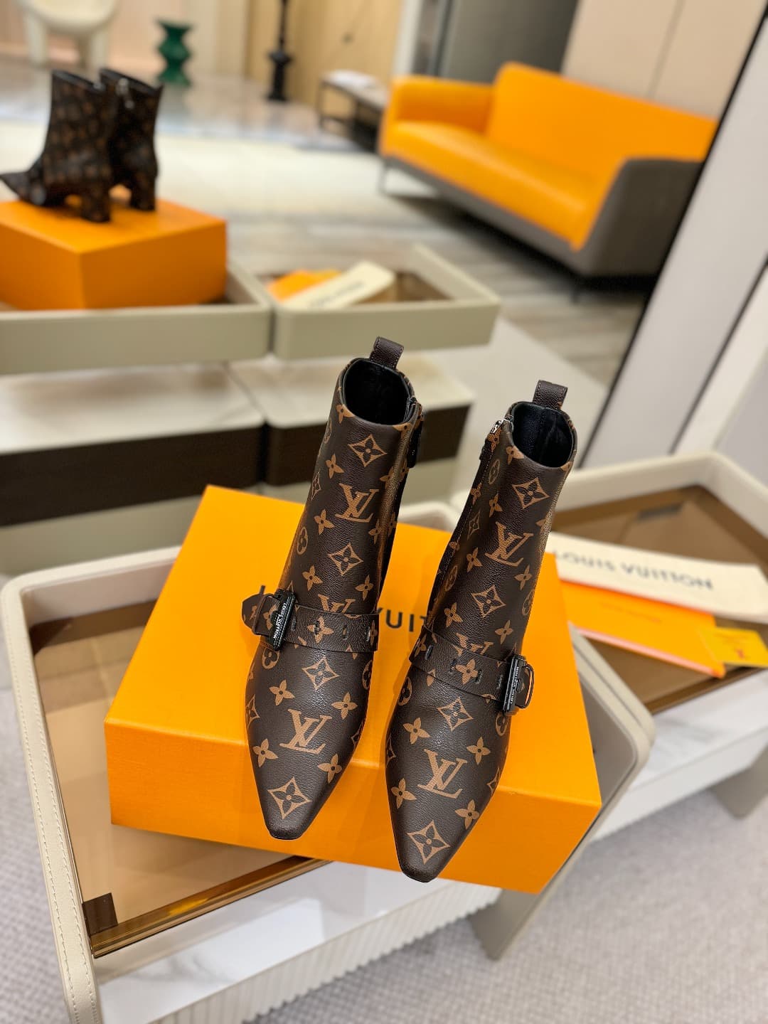 D9028 L✔️Home specialty store: Autumn/winter collection 6 short boots. The official website collection is updated in real time. LV’s new lacquered buckle design makes these boots stylish and unique. They are comfortable to wear and versatile, with a stron — image 4