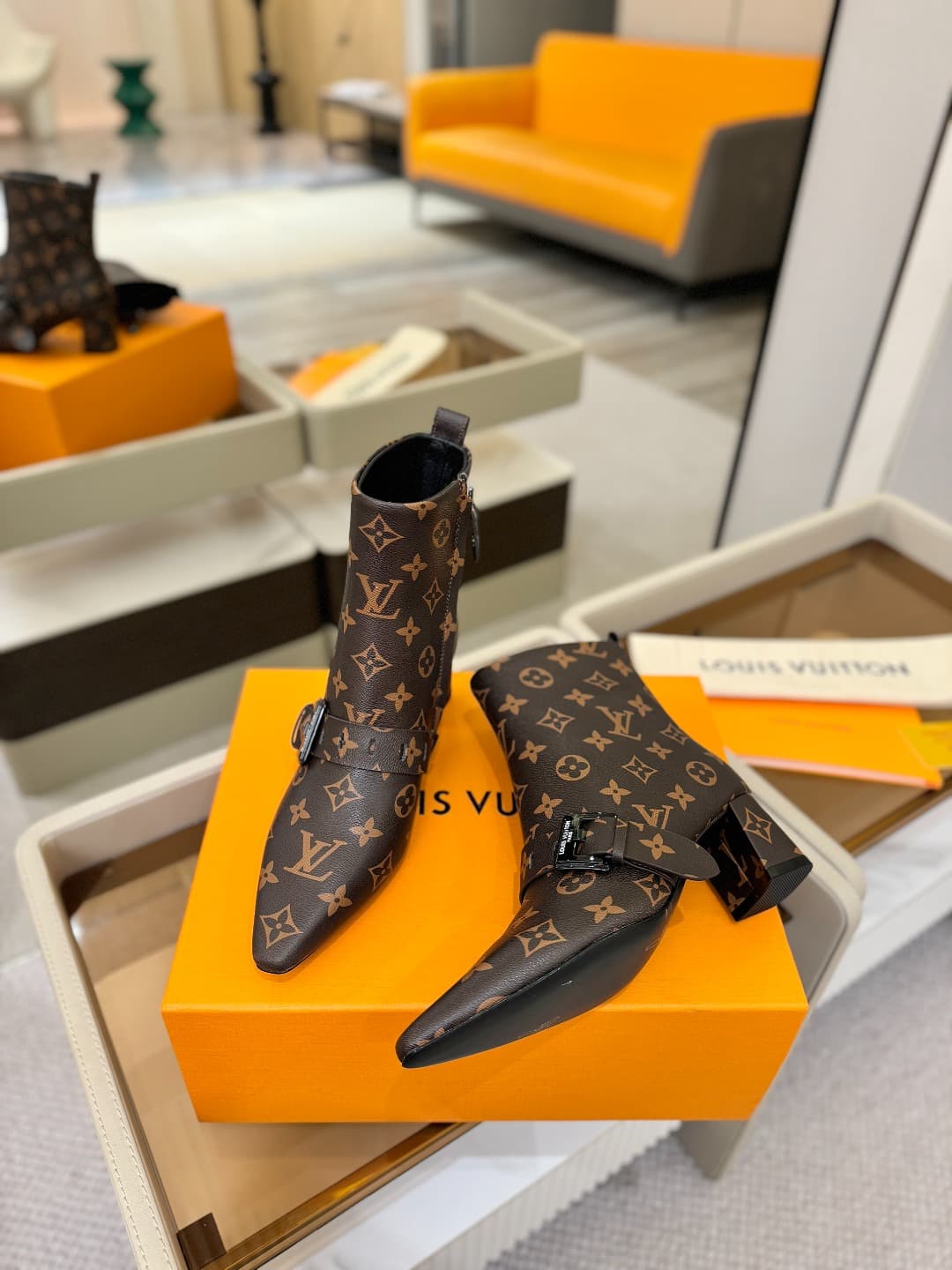 D9028 L✔️Home specialty store: Autumn/winter collection 6 short boots. The official website collection is updated in real time. LV’s new lacquered buckle design makes these boots stylish and unique. They are comfortable to wear and versatile, with a stron — image 5