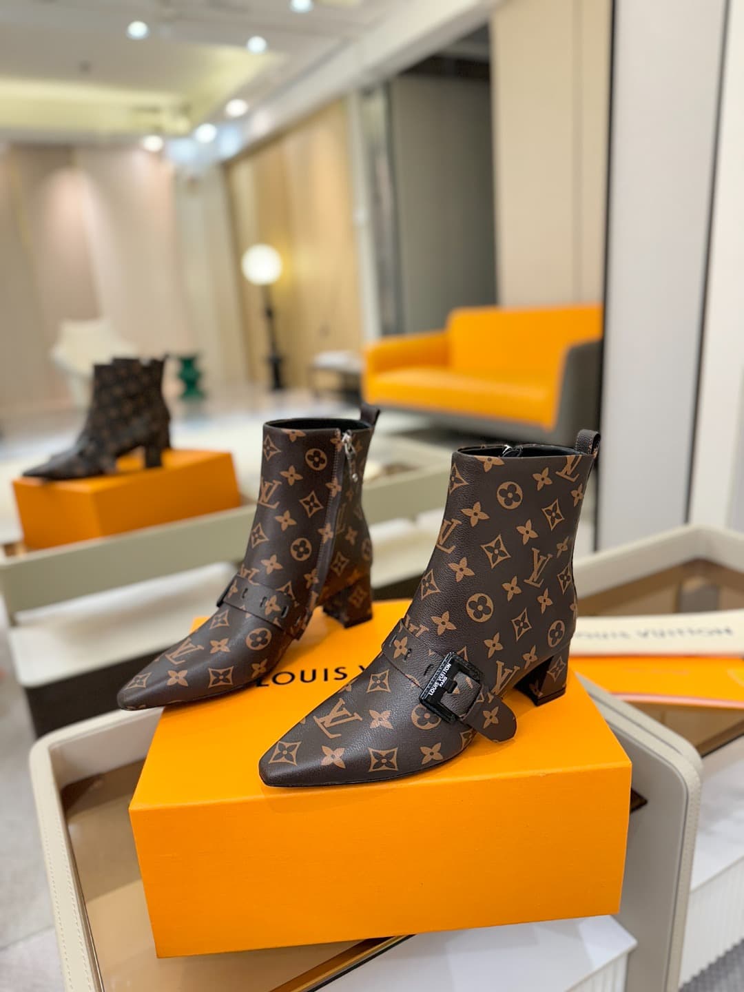 D9028 L✔️Home specialty store: Autumn/winter collection 6 short boots. The official website collection is updated in real time. LV’s new lacquered buckle design makes these boots stylish and unique. They are comfortable to wear and versatile, with a stron — image 3