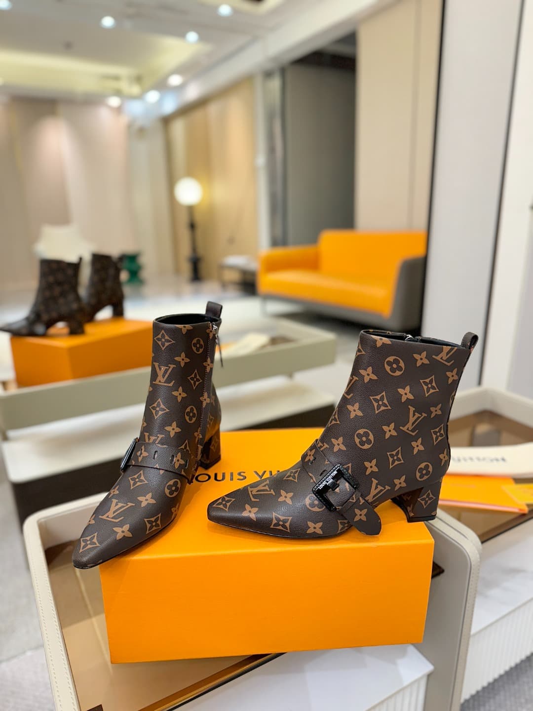 D9028 L✔️Home specialty store: Autumn/winter collection 6 short boots. The official website collection is updated in real time. LV’s new lacquered buckle design makes these boots stylish and unique. They are comfortable to wear and versatile, with a stron — image 6