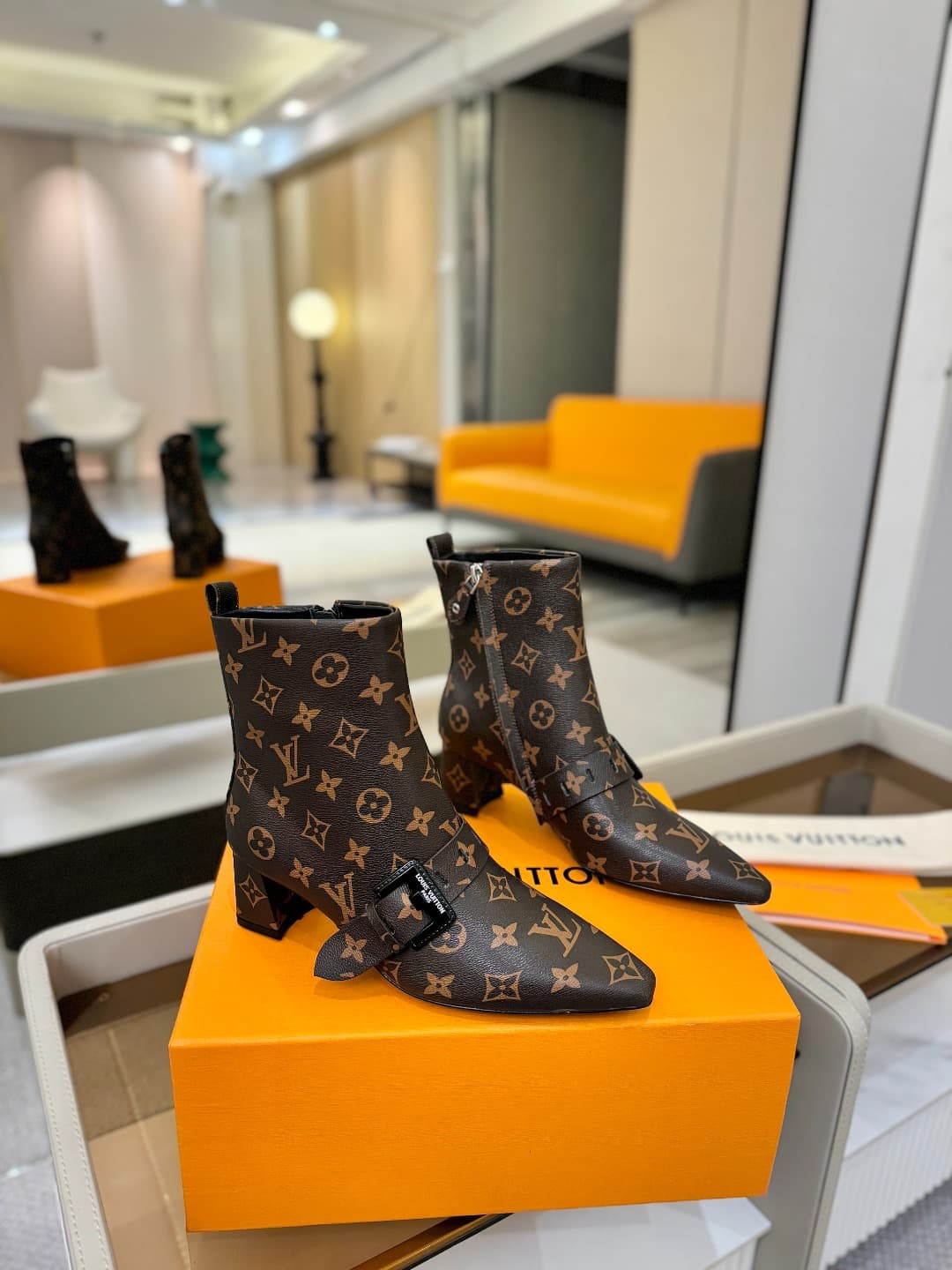 D9028 L✔️Home specialty store: Autumn/winter collection 6 short boots. The official website collection is updated in real time. LV’s new lacquered buckle design makes these boots stylish and unique. They are comfortable to wear and versatile, with a stron — image 2